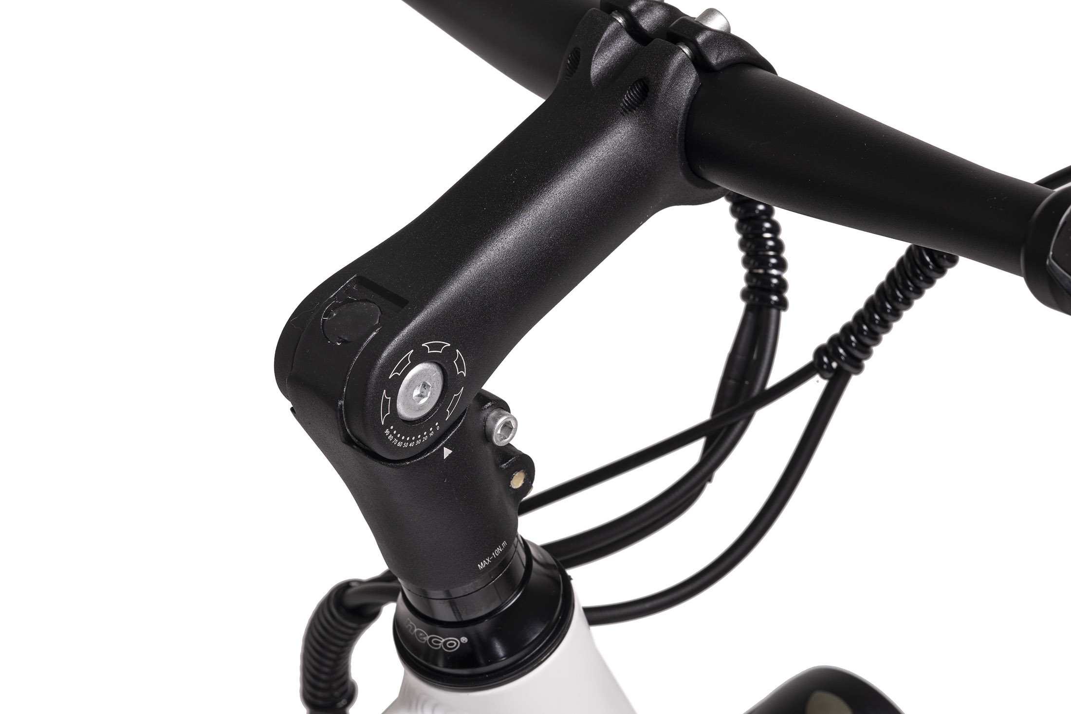 Schwarzer Fahrradlenkervorbau mit schwarzen Kabeln. Vor weißem Hintergrund.