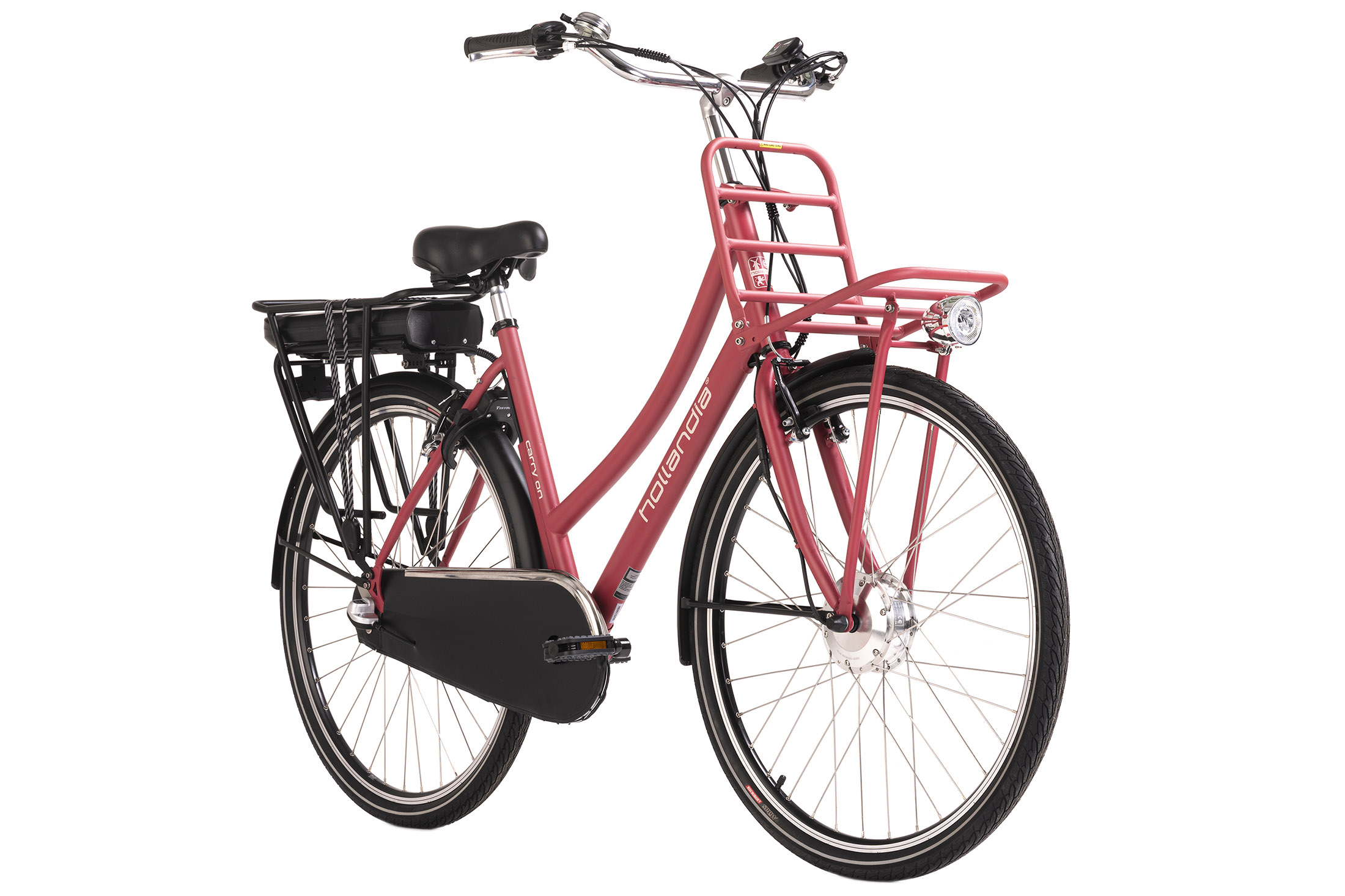 Ein pinkes Elektrofahrrad mit Frontkorb. Es hat einen schwarzen Sitz, eine schwarze Batterie und einen Gepäckträger. Weißer Hintergrund.