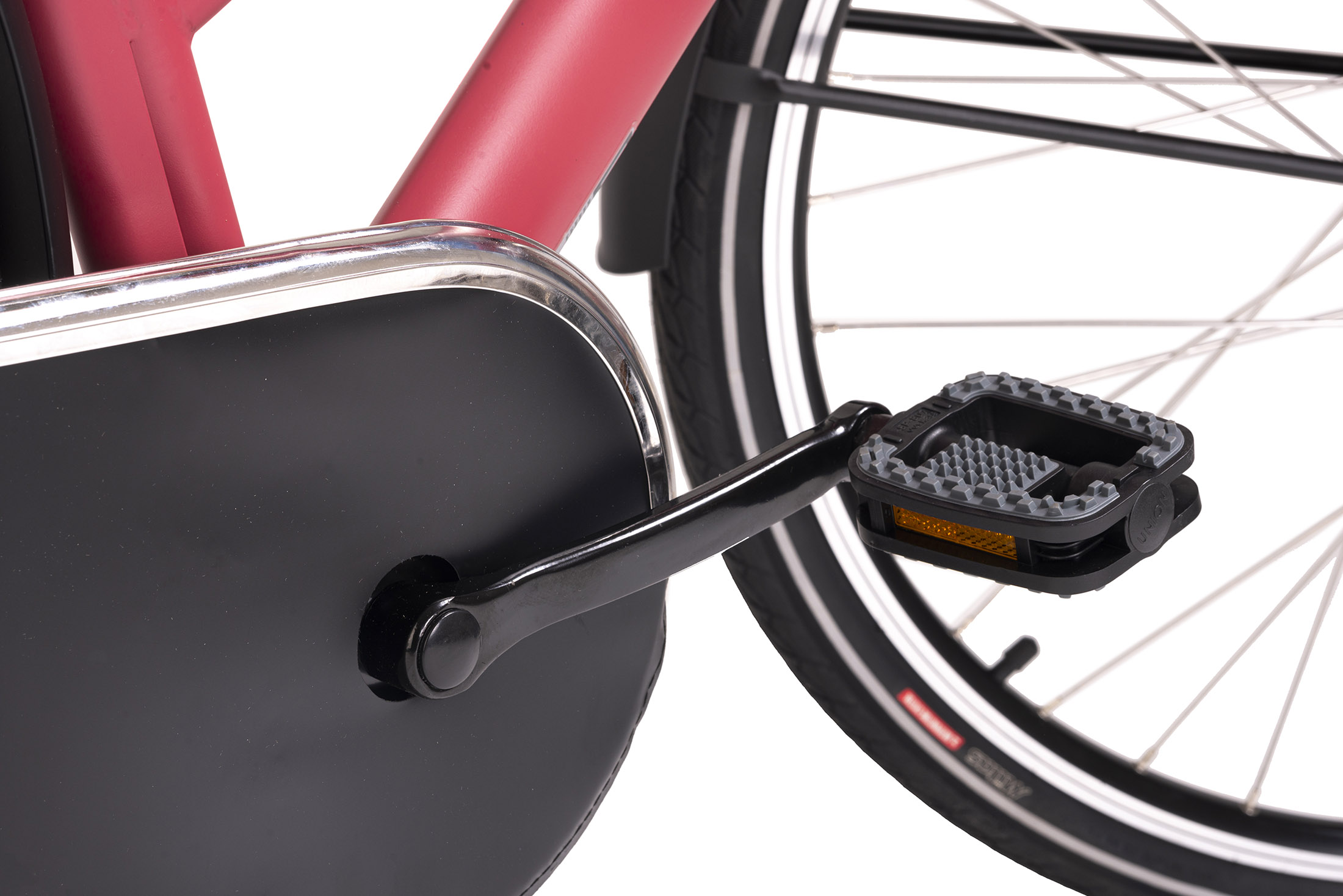 Nahaufnahme eines Fahrradpedals und des Hinterrads eines Fahrrads.