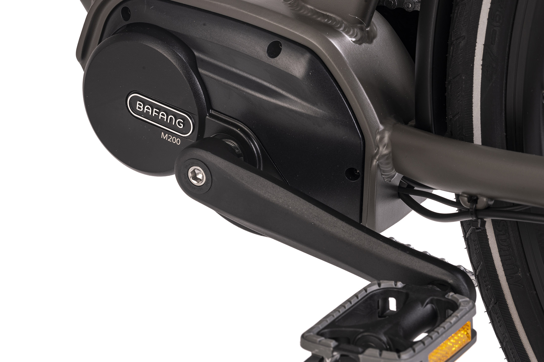 Nahaufnahme eines Elektromotors und Pedals eines Elektrofahrrads. Der Motor hat die Aufschrift 'BAFANG M200'.