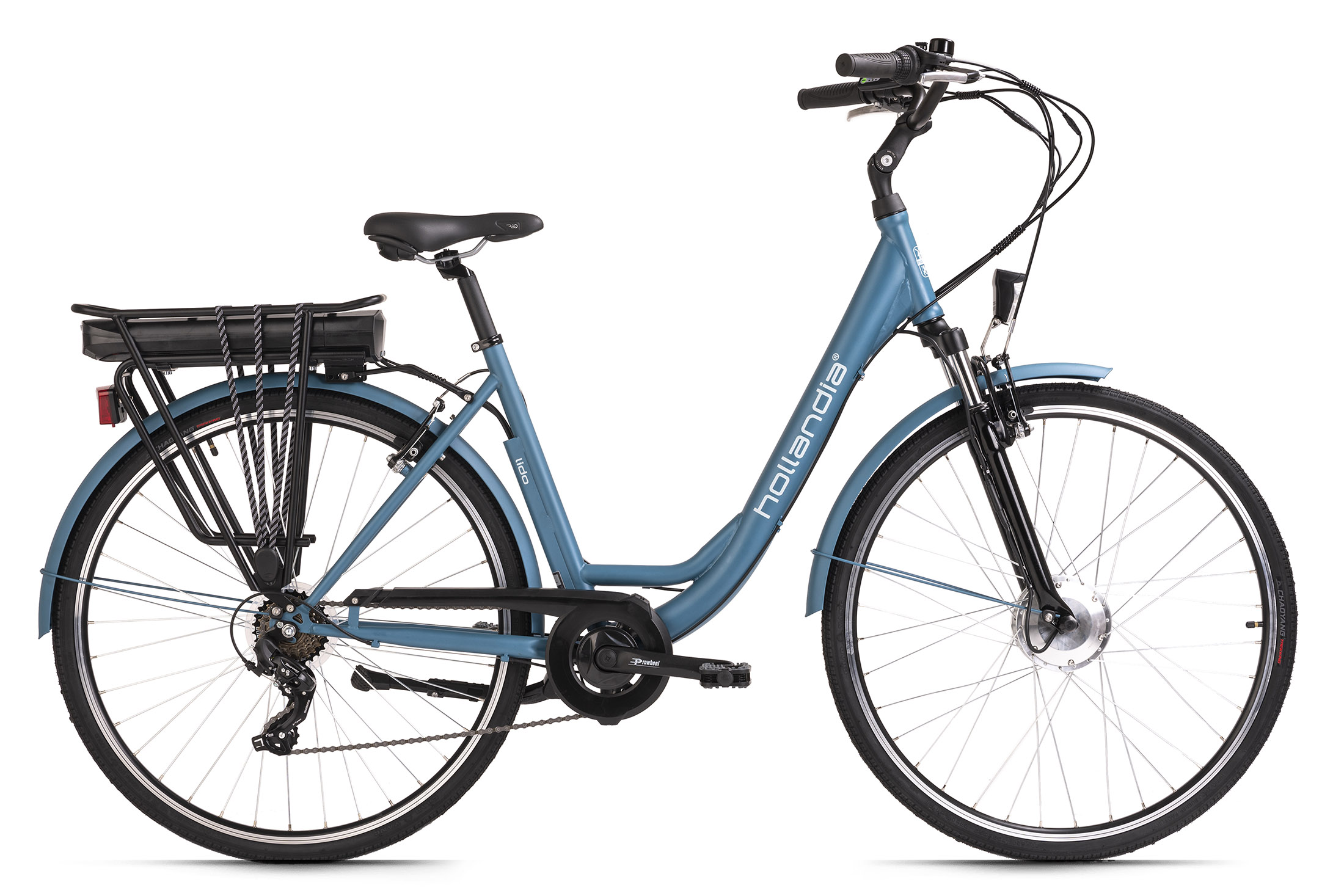 Türkisfarbenes Elektrofahrrad auf weißem Hintergrund. Es hat schwarze Reifen und einen schwarzen Gepäckträger.