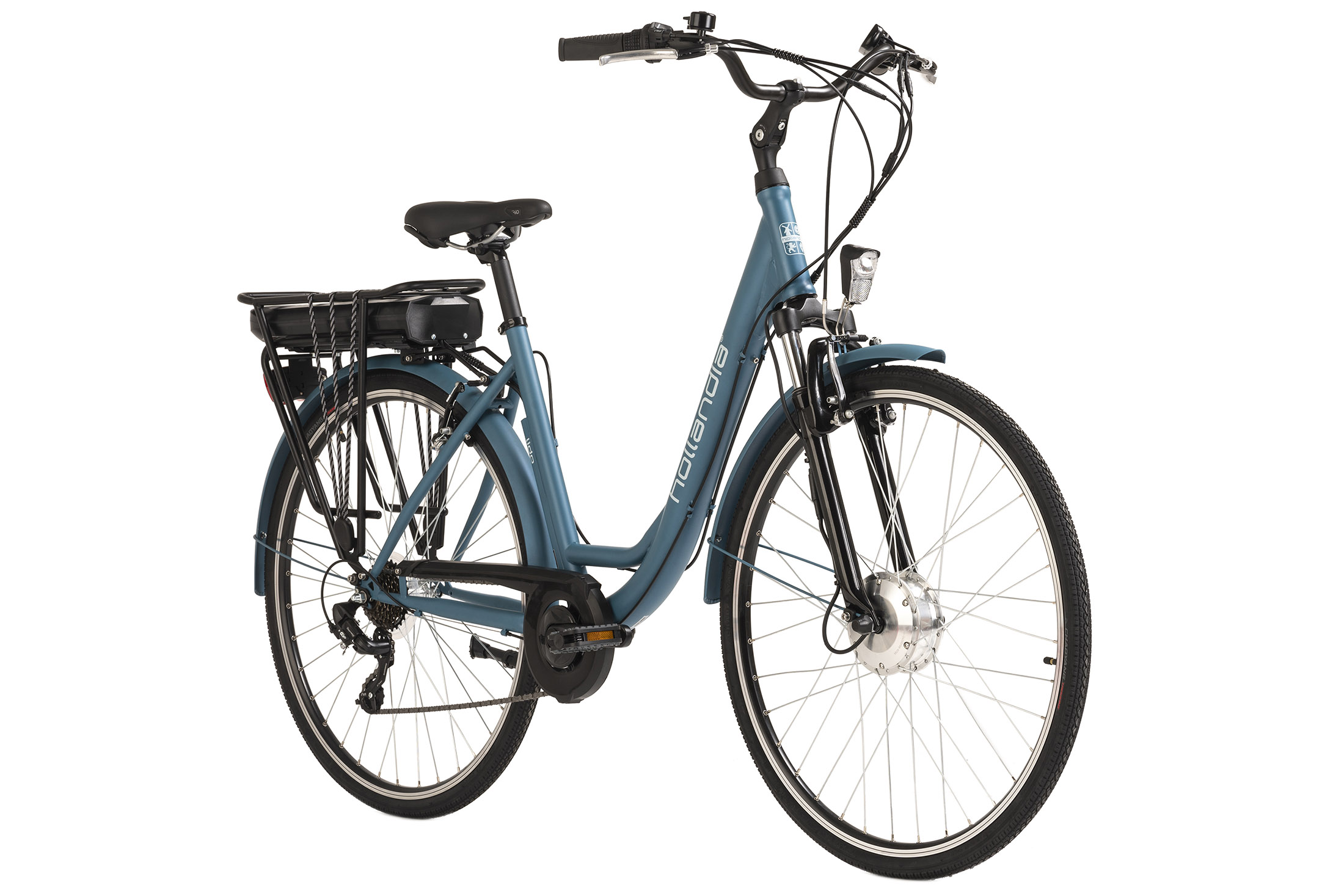 Blaues Elektrofahrrad mit Front- und Rücklichtern, vor weißem Hintergrund.