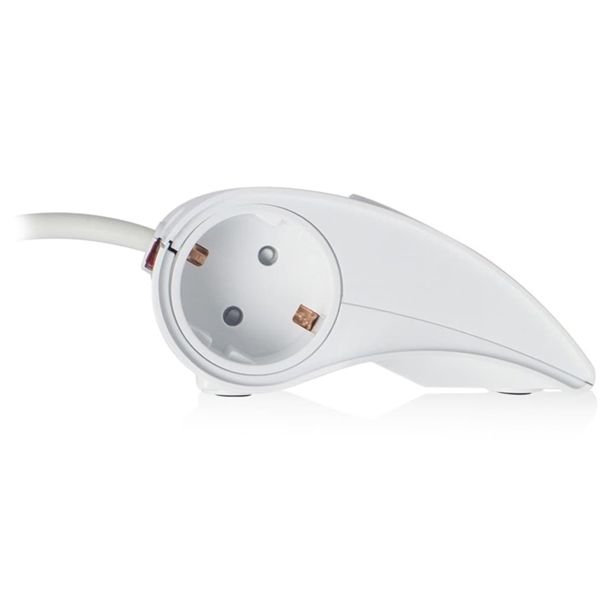 Witte stekker met drie gaten en een witte kabel. Geïsoleerd op witte achtergrond.