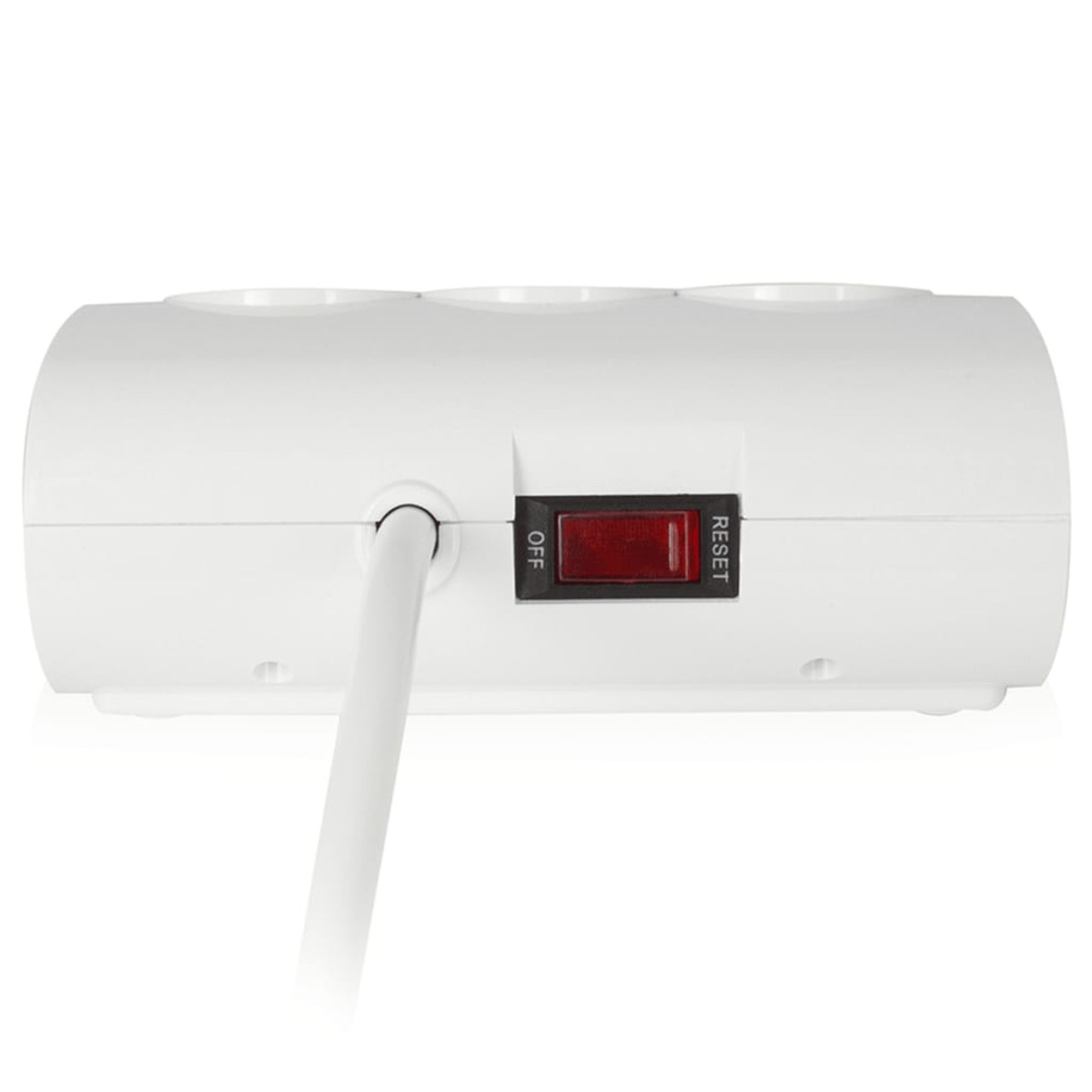 Biały przedłużacz z trzema gniazdami i włącznikiem/wyłącznikiem. Białe tło.