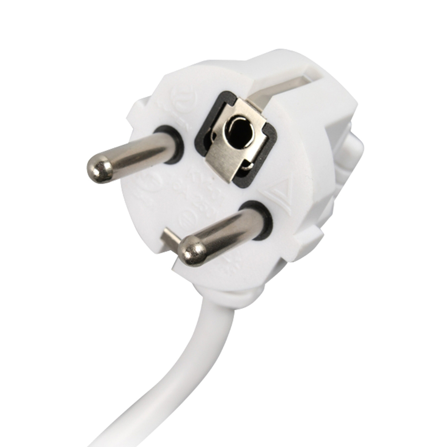Un enchufe europeo blanco con dos clavijas y una clavija de conexión a tierra, conectado a un cable blanco.