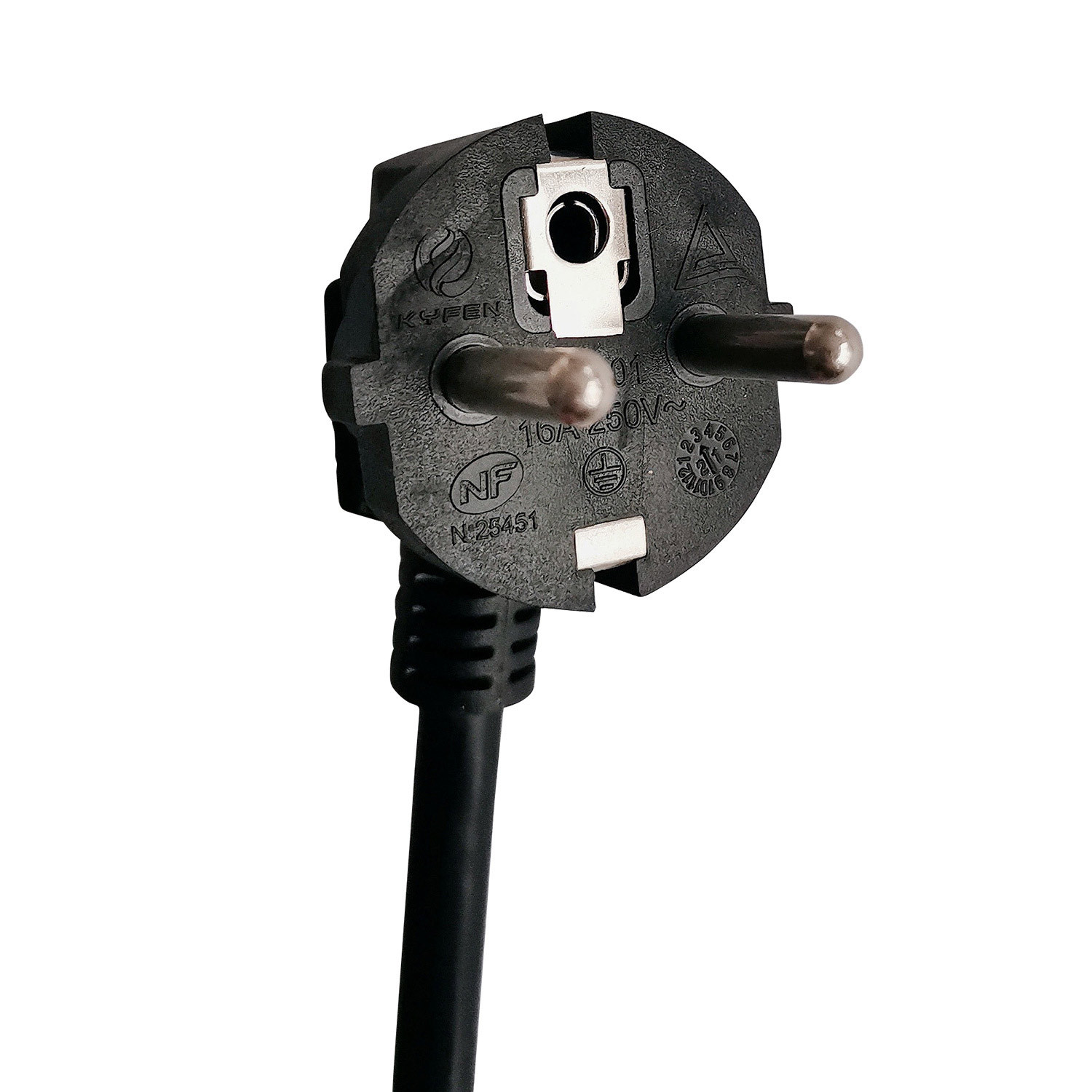 Enchufe europeo negro con dos clavijas metálicas. Cable negro que sale del enchufe.