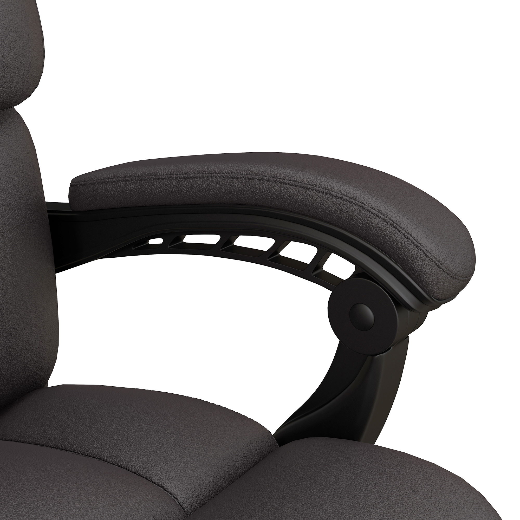 Primer plano de un reposabrazos de silla de oficina. El reposabrazos es marrón oscuro y la silla está sobre blanco.