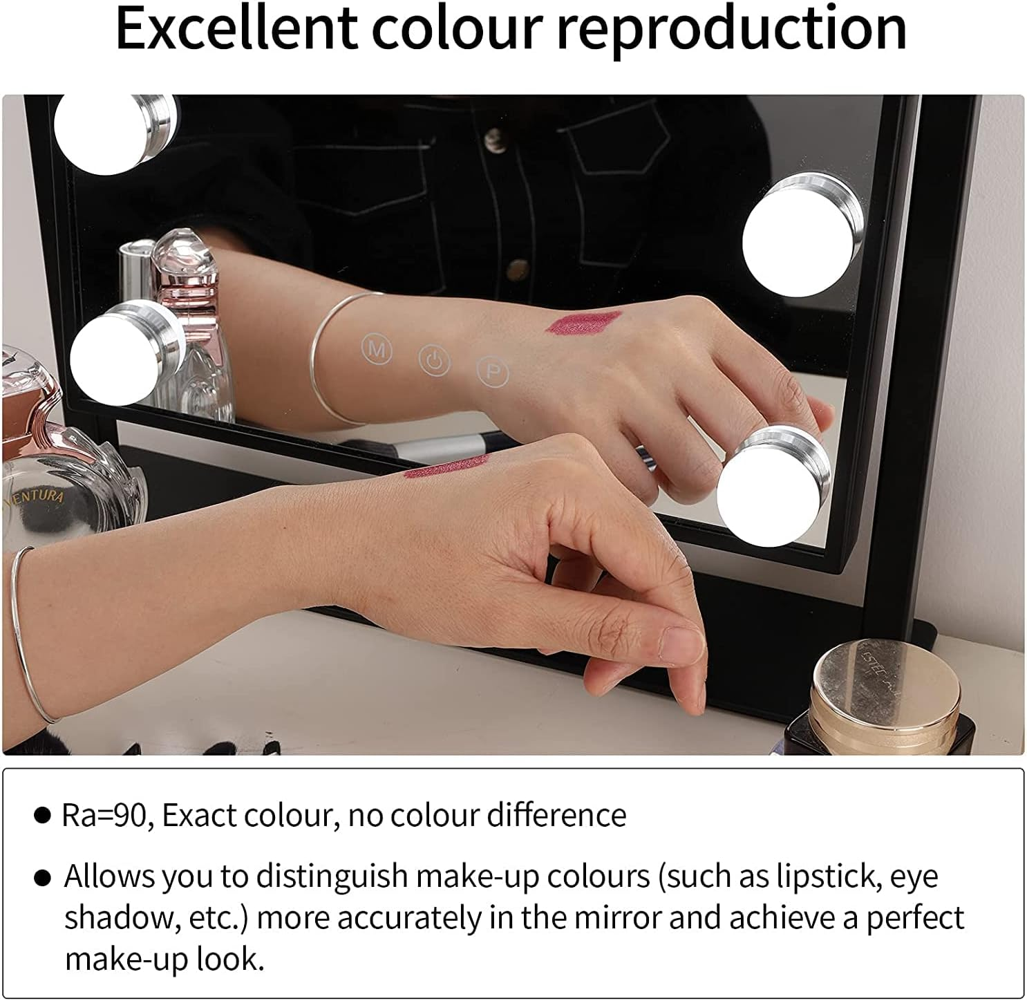 Un espejo con luces y texto sobre reproducción del color, con las manos de una mujer reflejadas.