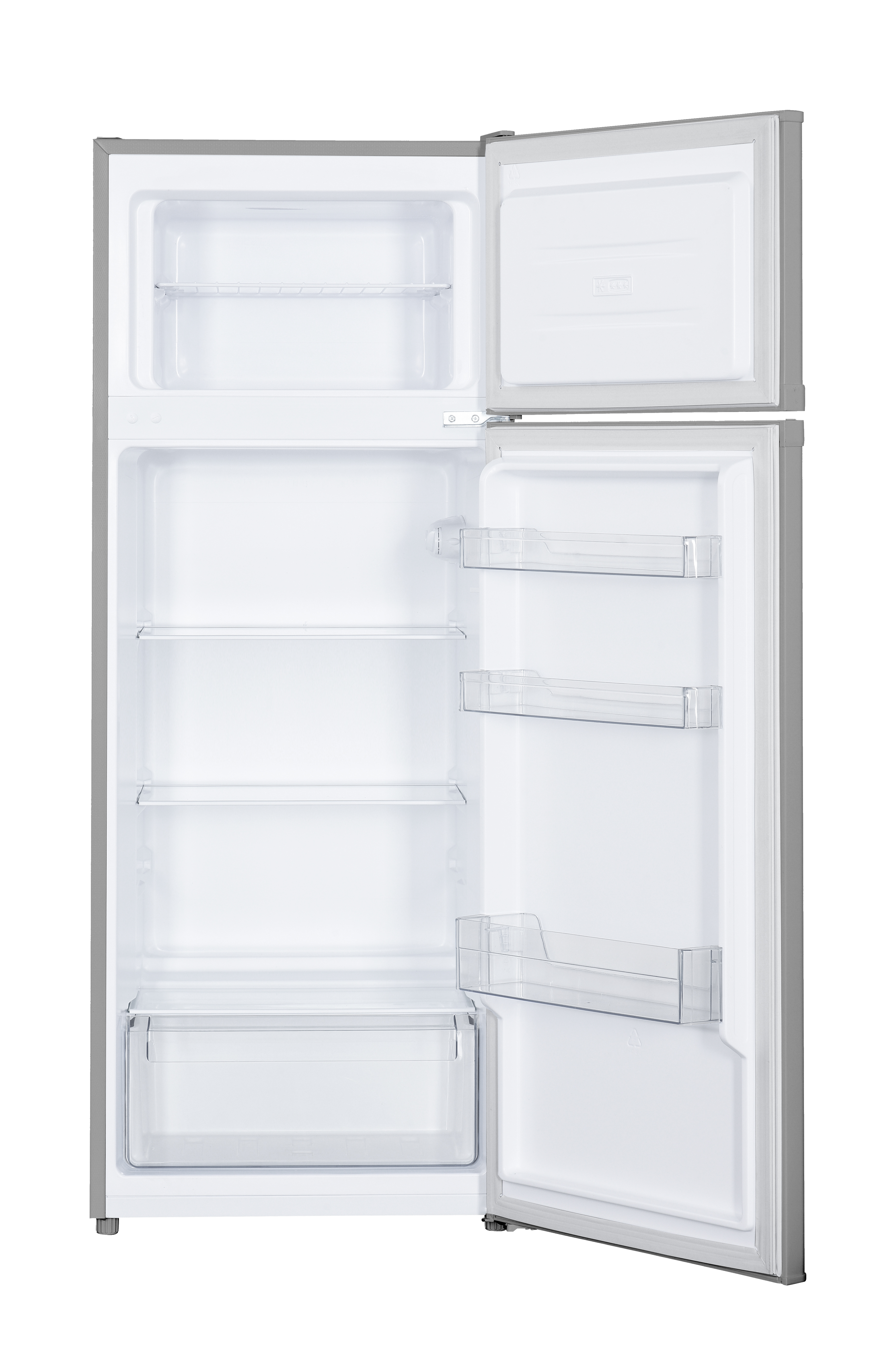 Ein offener Kühlschrank mit Regalen und Fächern. Die Tür ist rechts.