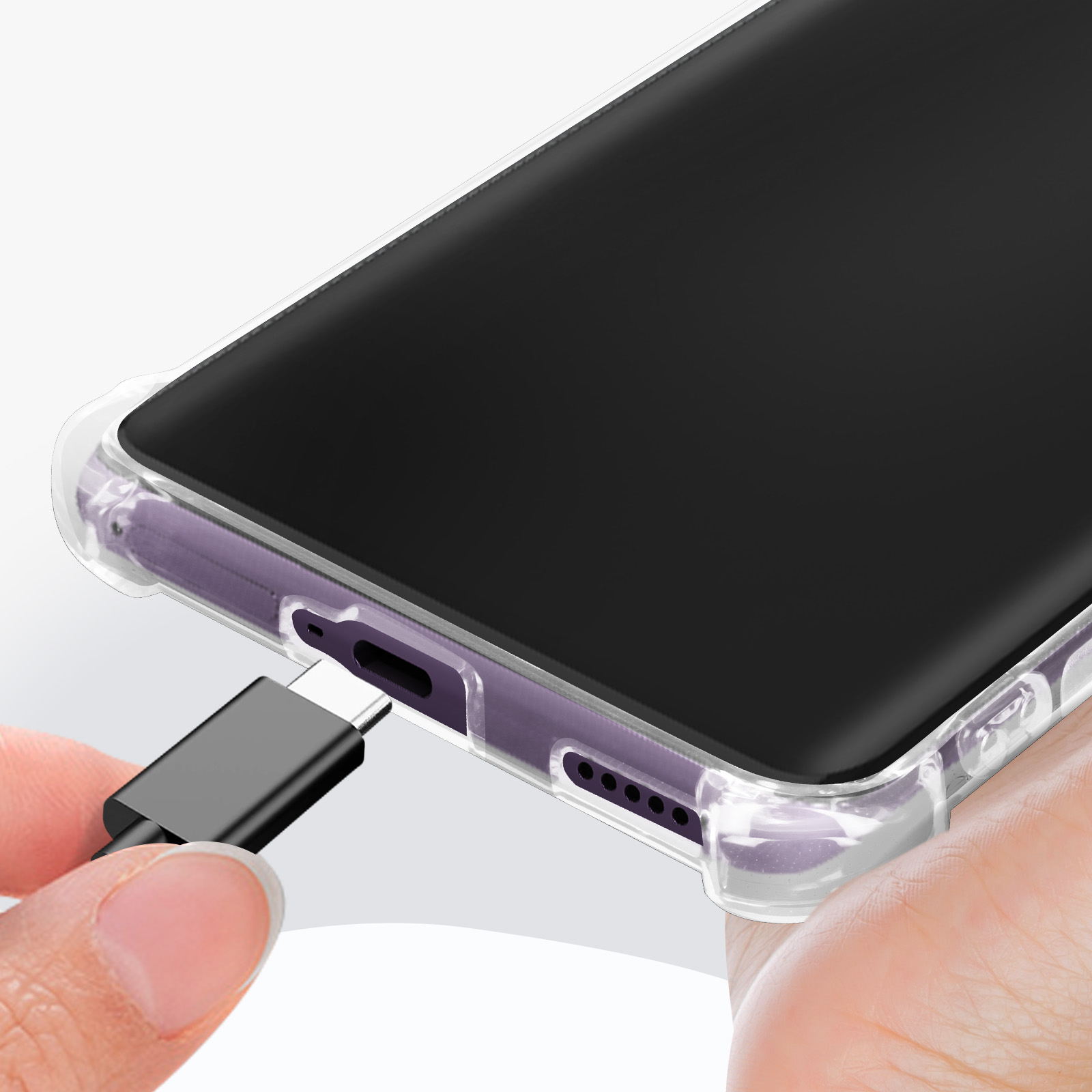 Una mano collega un cavo USB-C nero a un telefono nero.