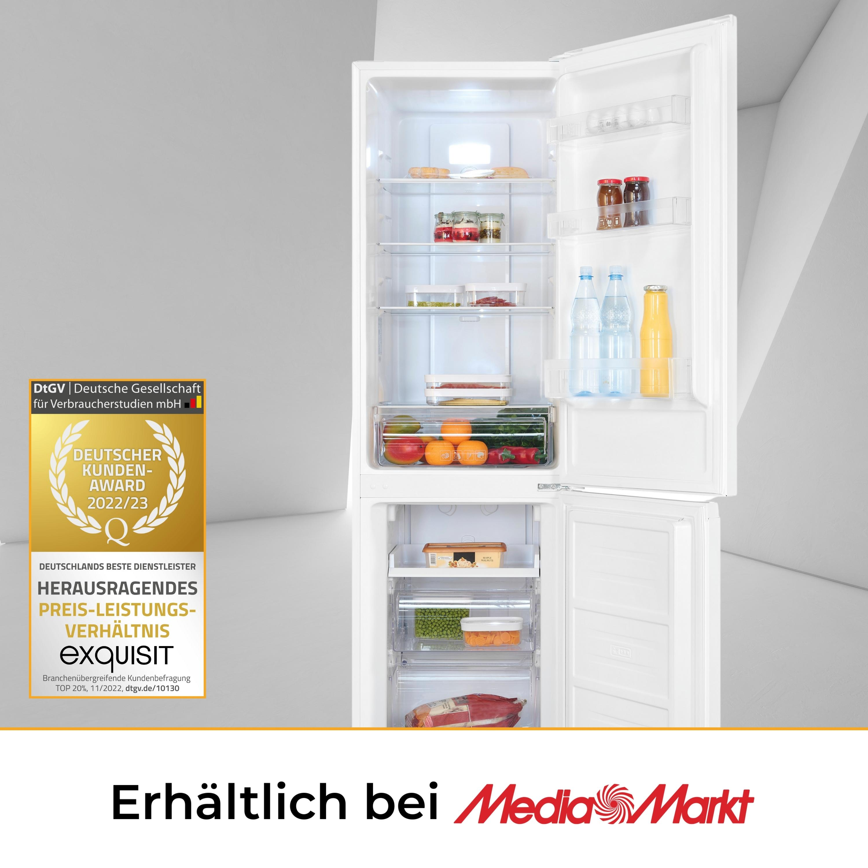 Weißer Kühlschrank mit offener Tür, zeigt Regale mit Lebensmitteln und einen Award-Aufkleber.