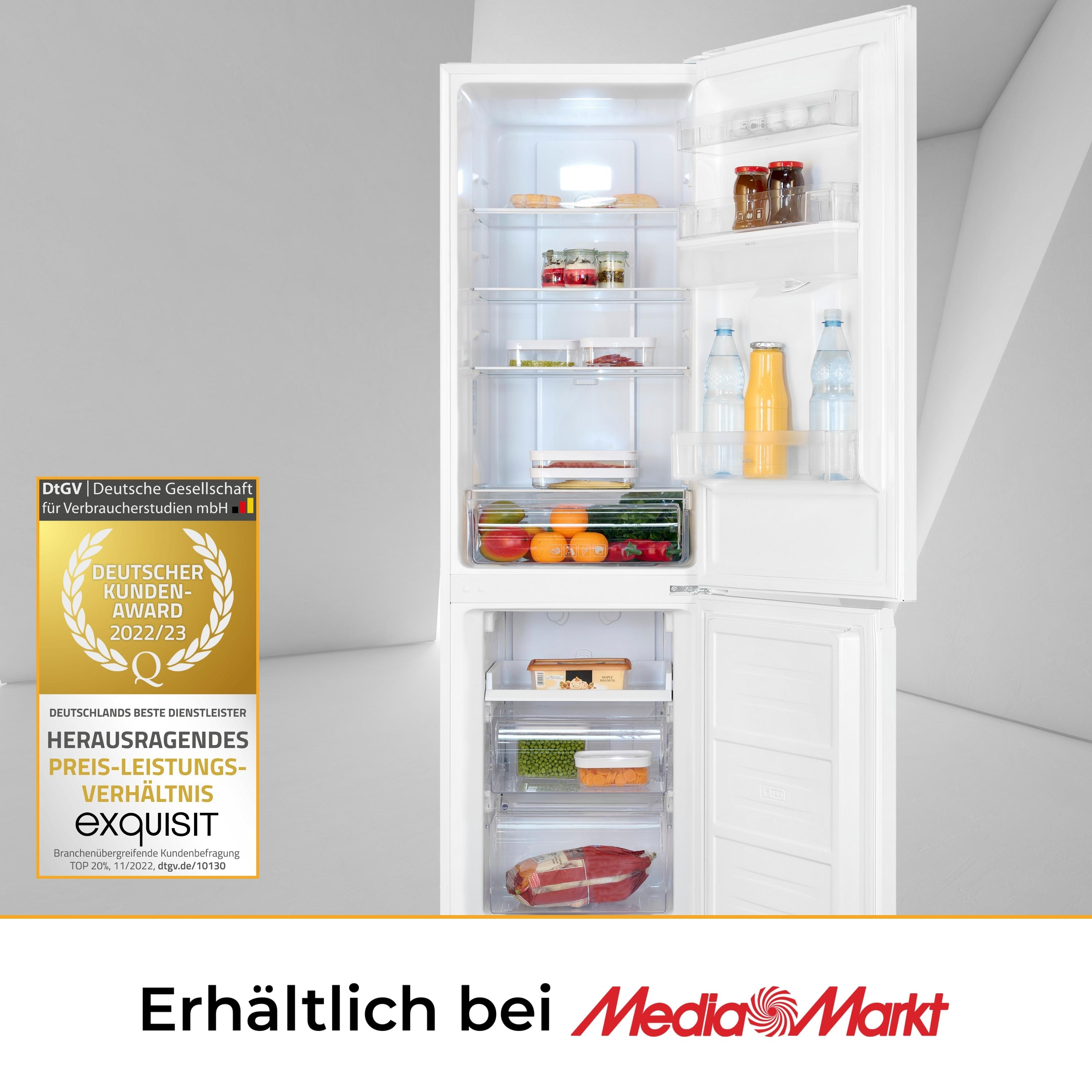 Ein weißer Kühlschrank mit offener Tür, zeigt Regale voller Lebensmittel.