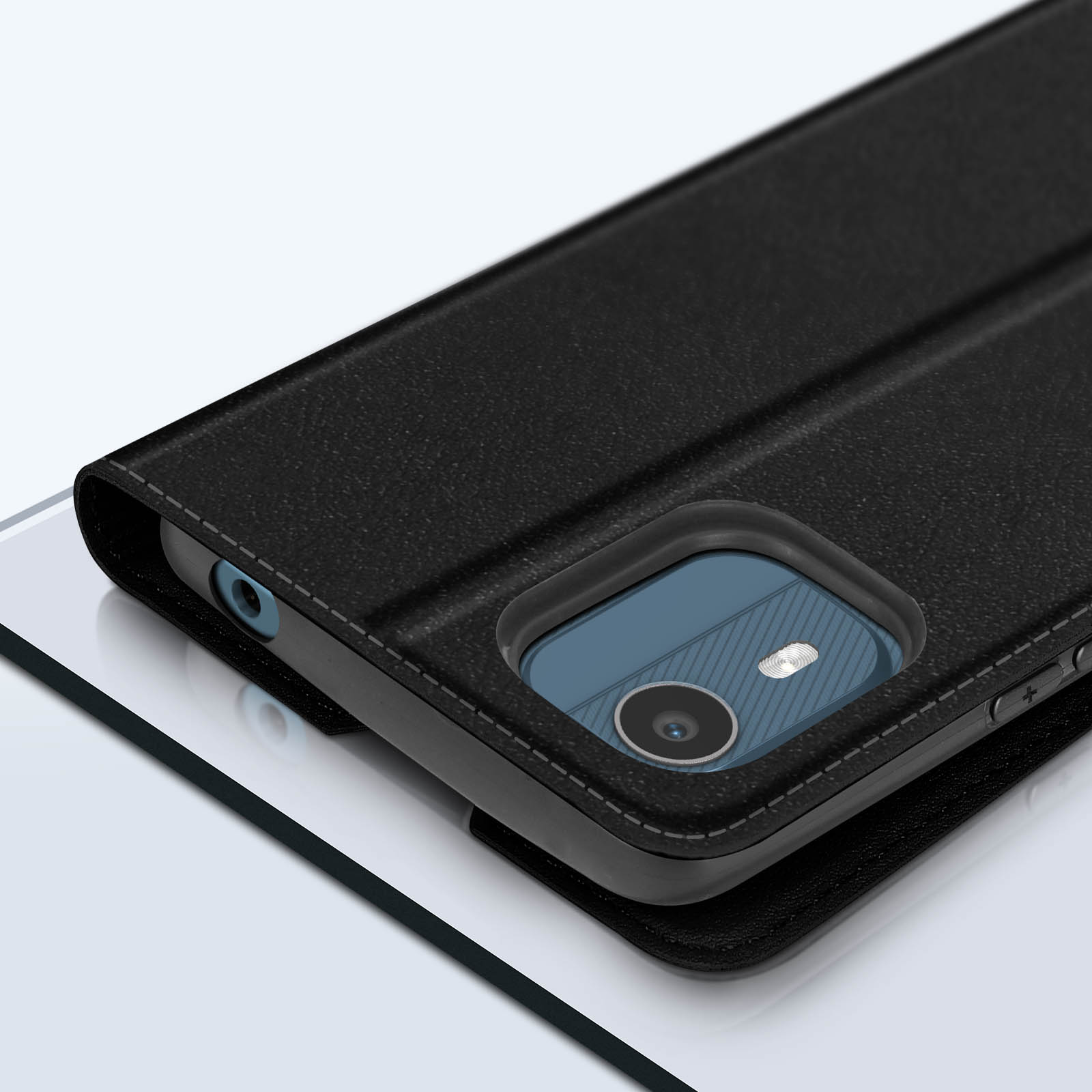 Custodia per telefono nera con fotocamera e pulsanti visibili. La custodia è su una superficie bianca.
