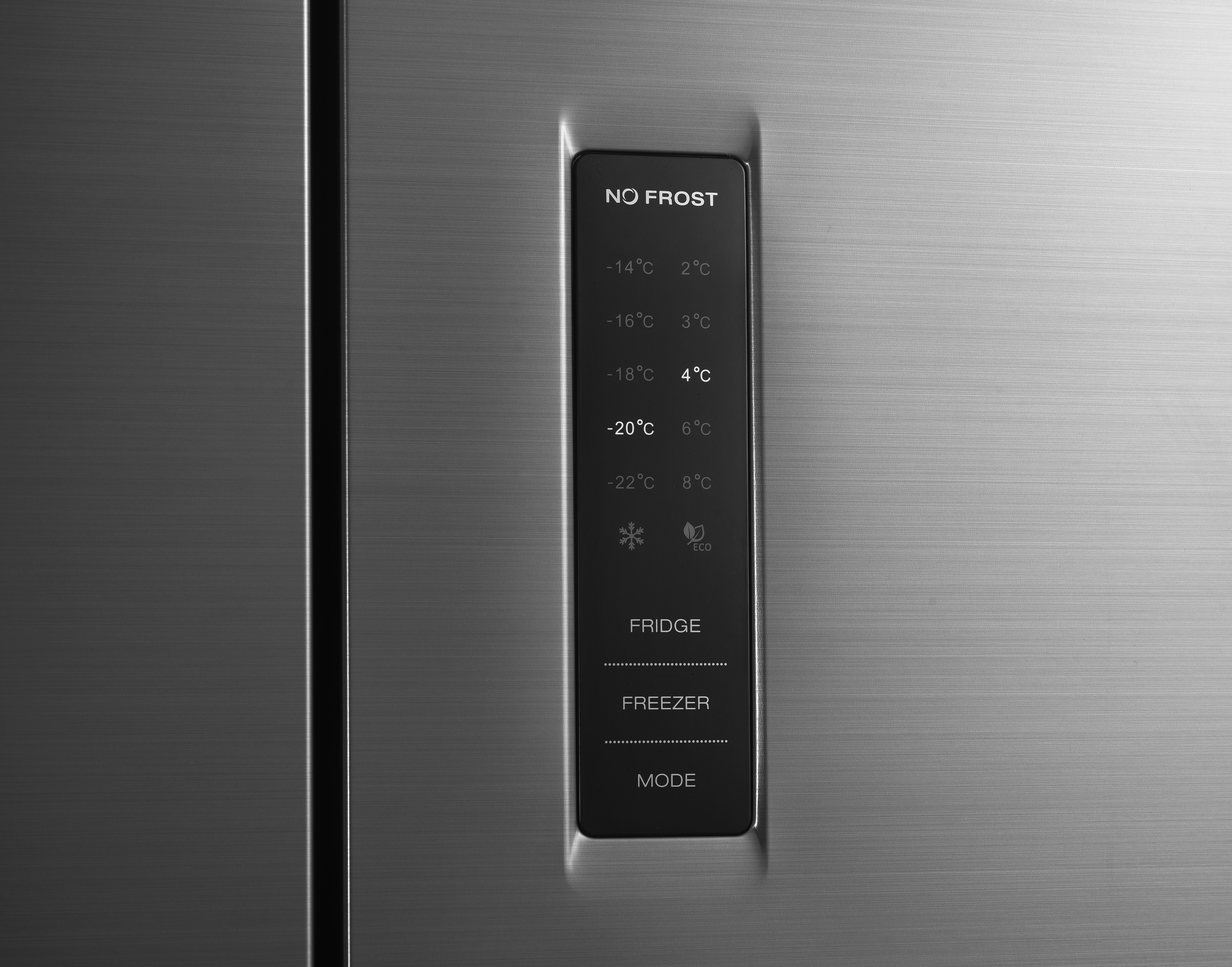 Nahaufnahme eines silbernen Kühlschrank-Bedienfelds mit Temperatureinstellungen und Modi.