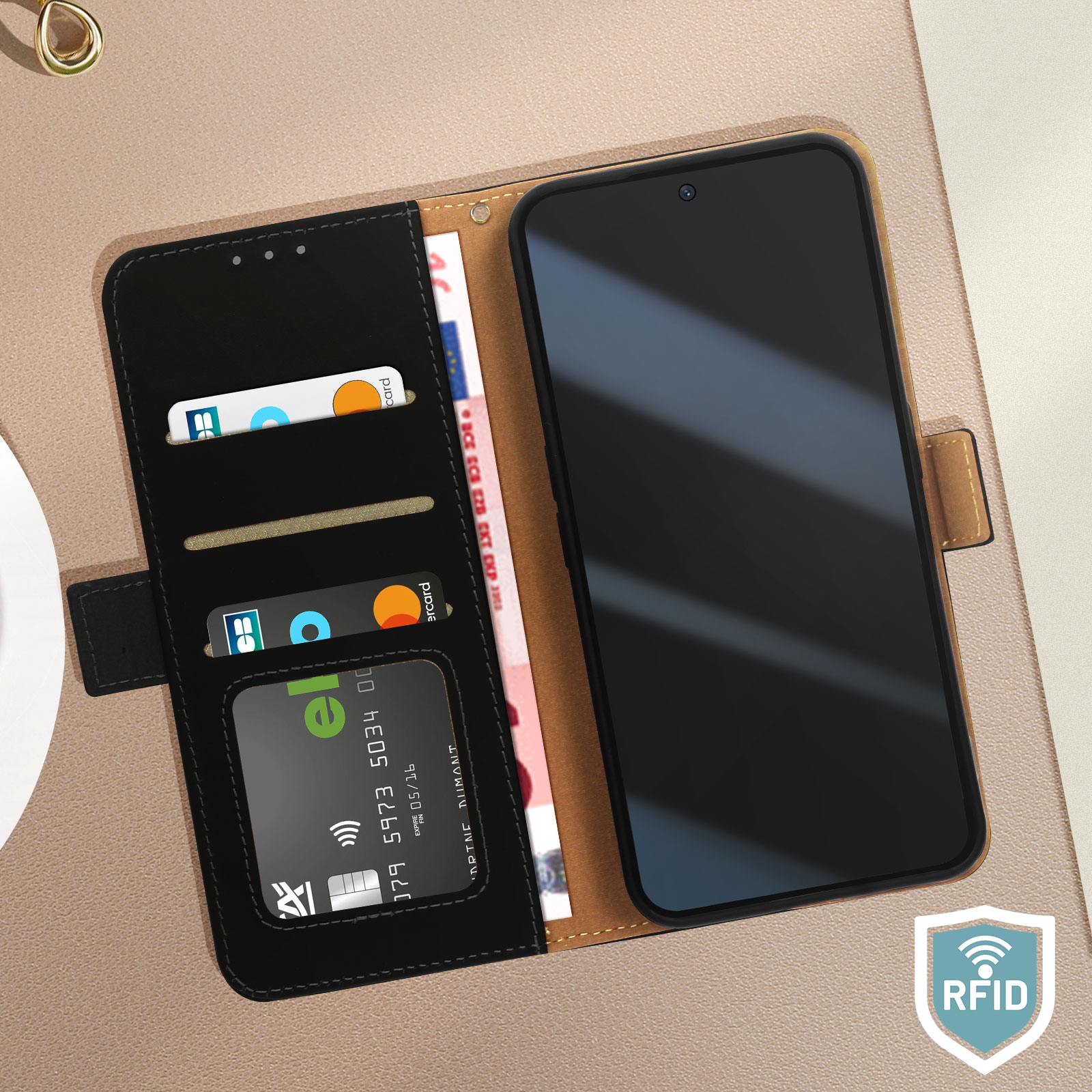 Portafoglio nero aperto con carte, denaro e smartphone su superficie marrone chiaro.
