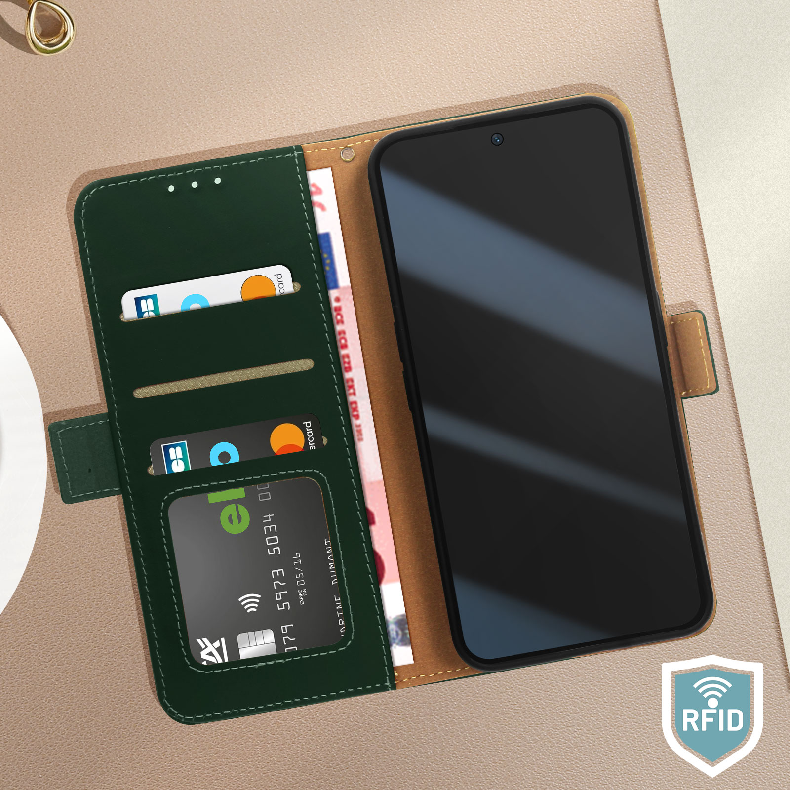 Custodia a portafoglio verde con telefono, carte di credito e denaro su un tavolo. Simbolo RFID.