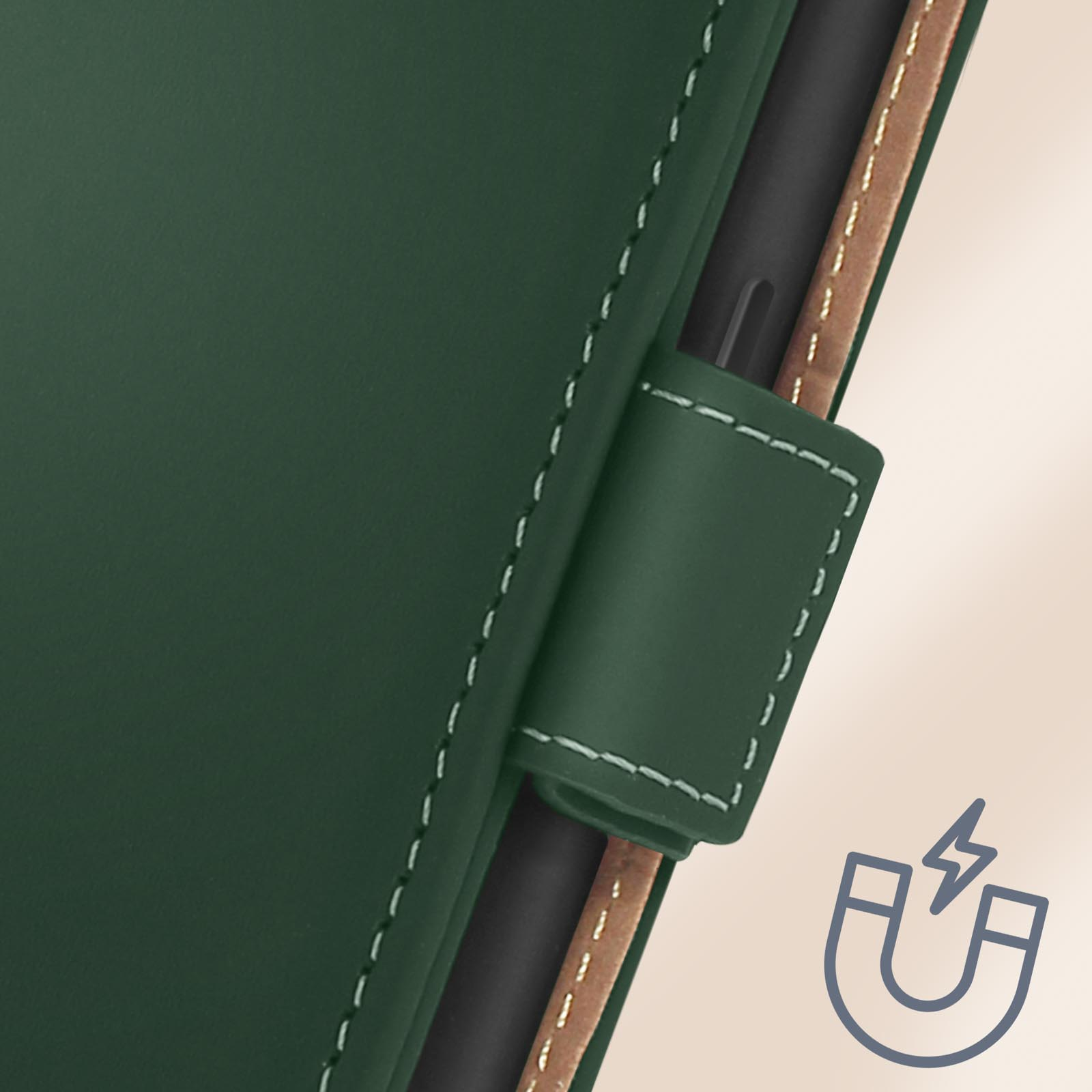 Primo piano di un taccuino in pelle verde con porta penna e icona magnete.