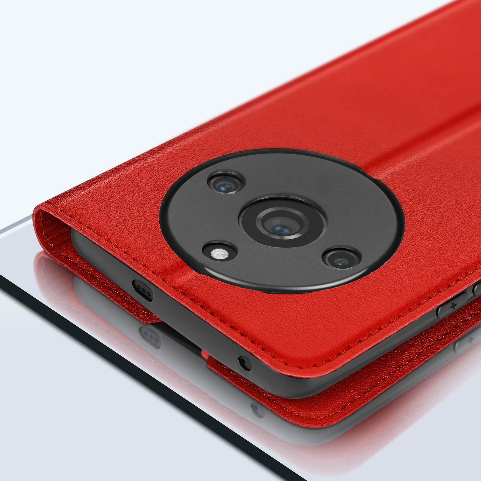 Custodia rossa per telefono con ritaglio per l'obiettivo della fotocamera, che mostra l'area della fotocamera. La custodia è su una superficie bianca.