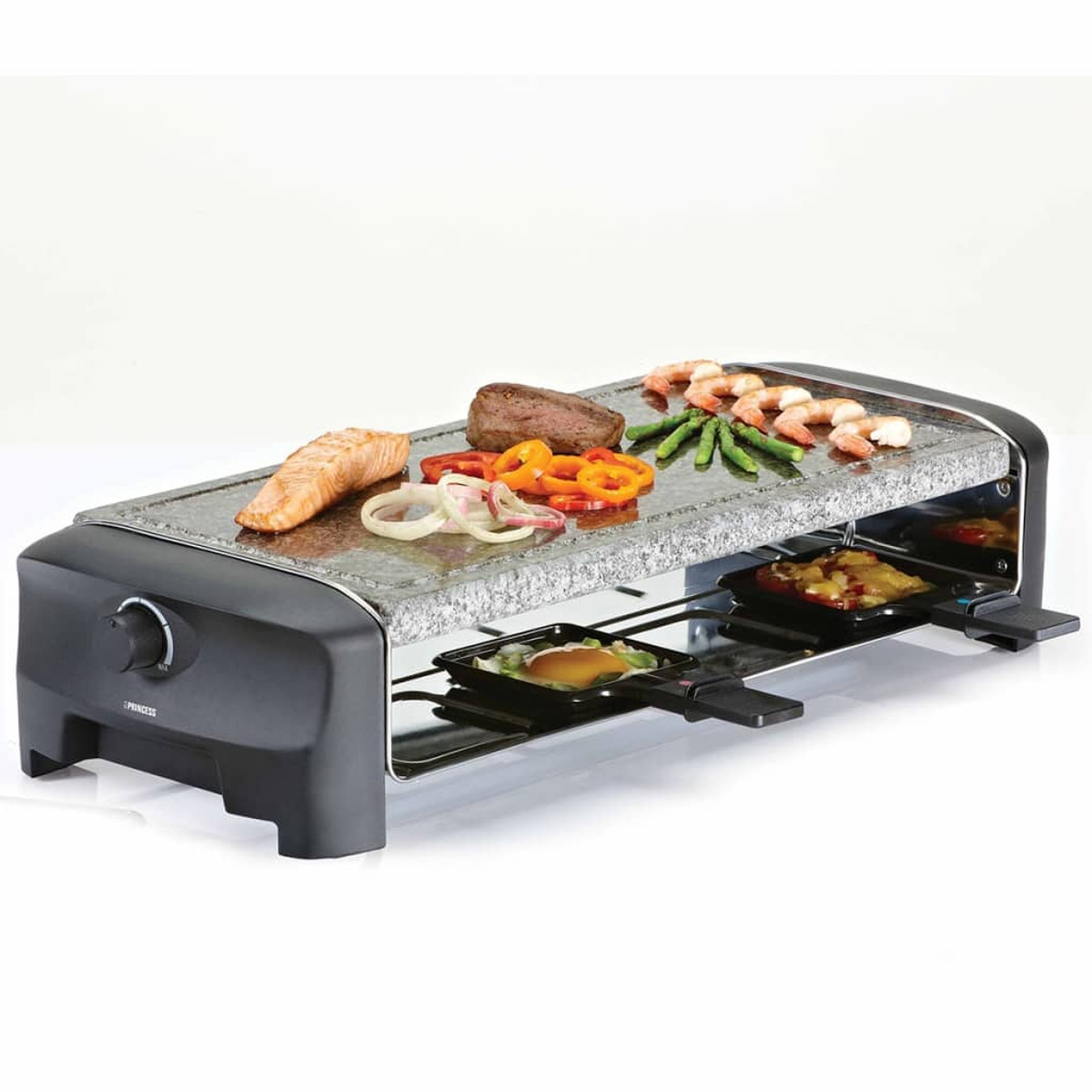 Grill do raclette z różnymi potrawami: łosoś, stek, warzywa i krewetki na kamiennej powierzchni.