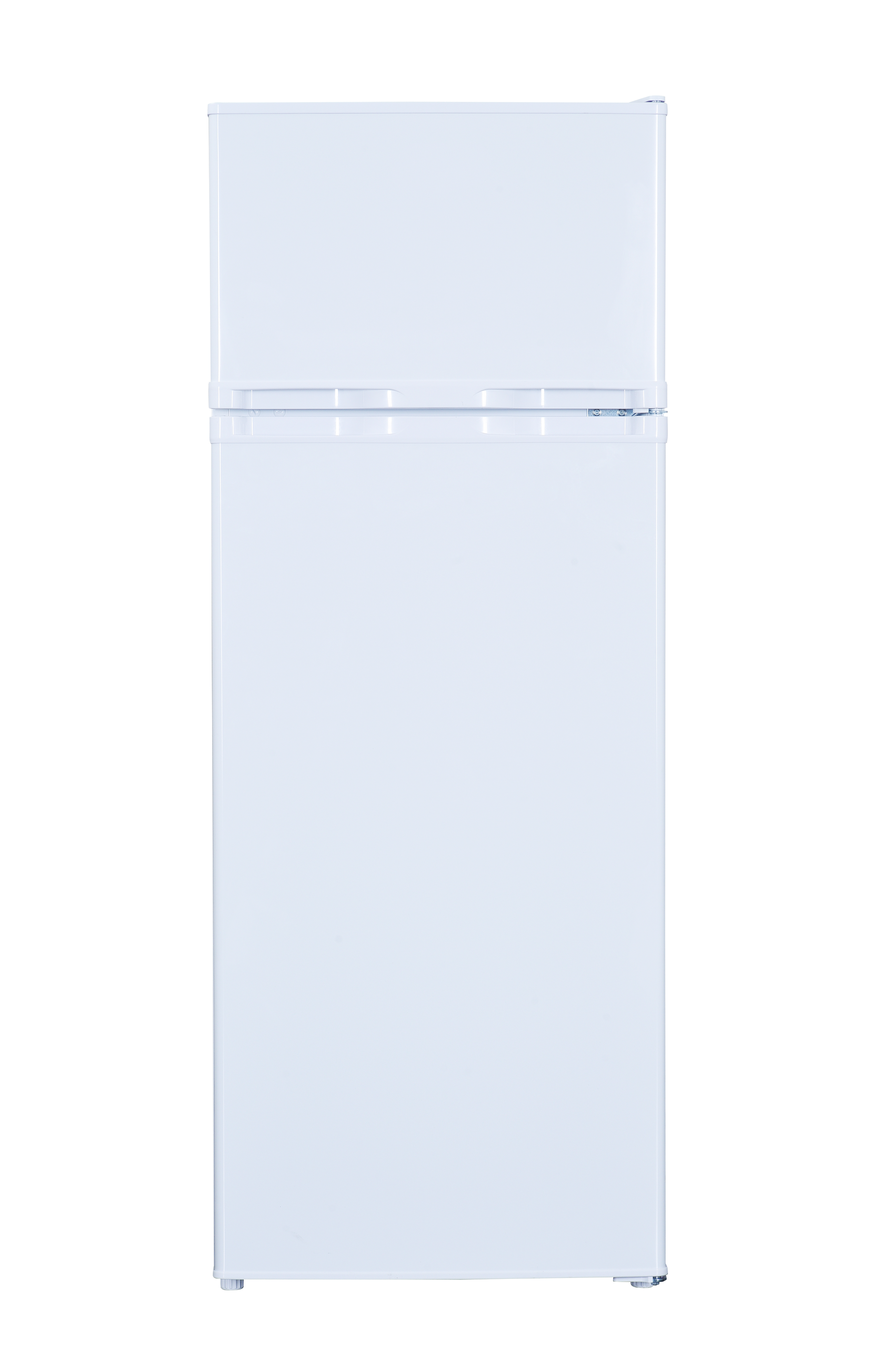Weißer Kühlschrank, obere und untere Fächer. Einfaches Design mit einem Griff.