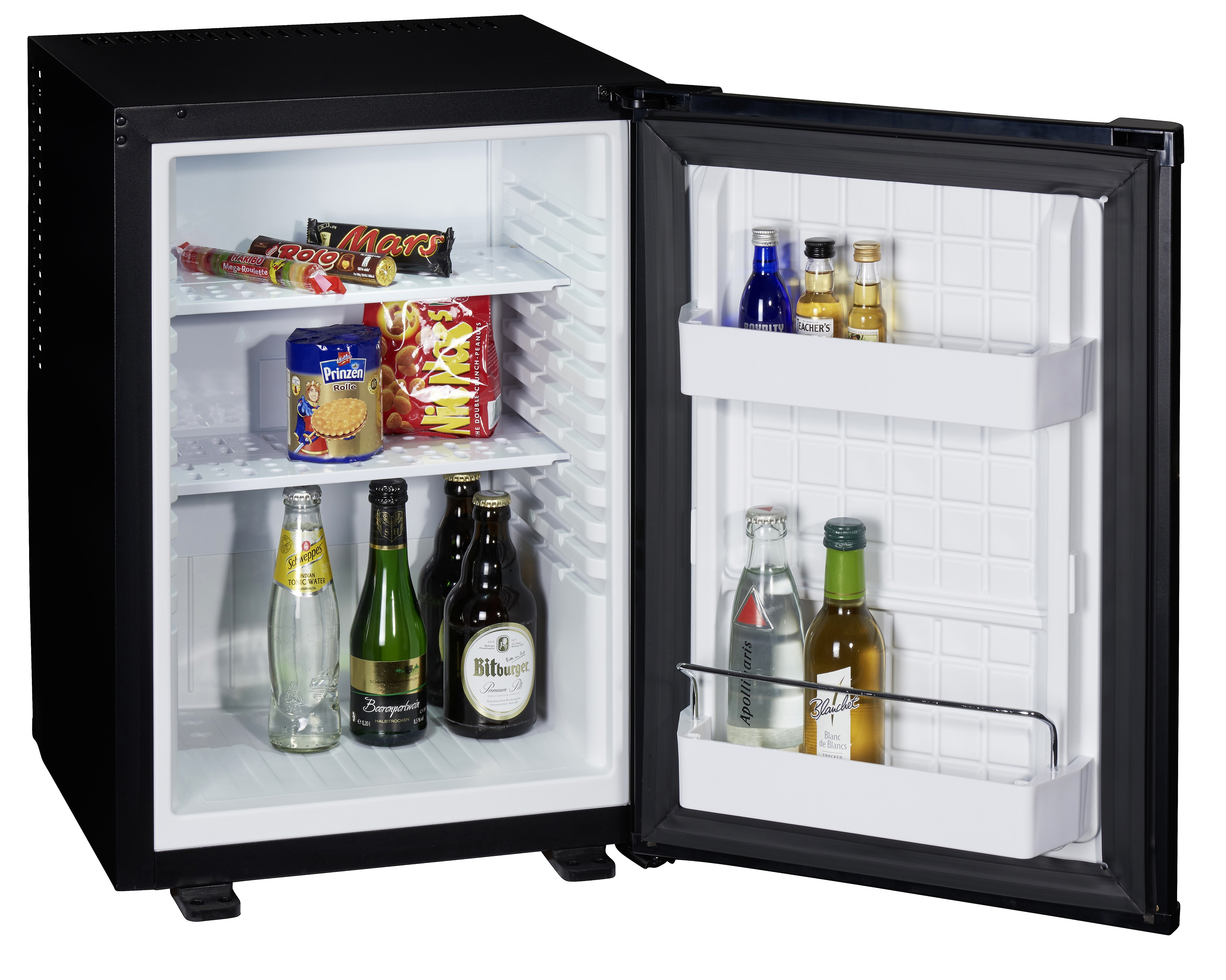 Minikühlschrank mit offener Tür. Er enthält Getränke, Snacks und Lebensmittel.