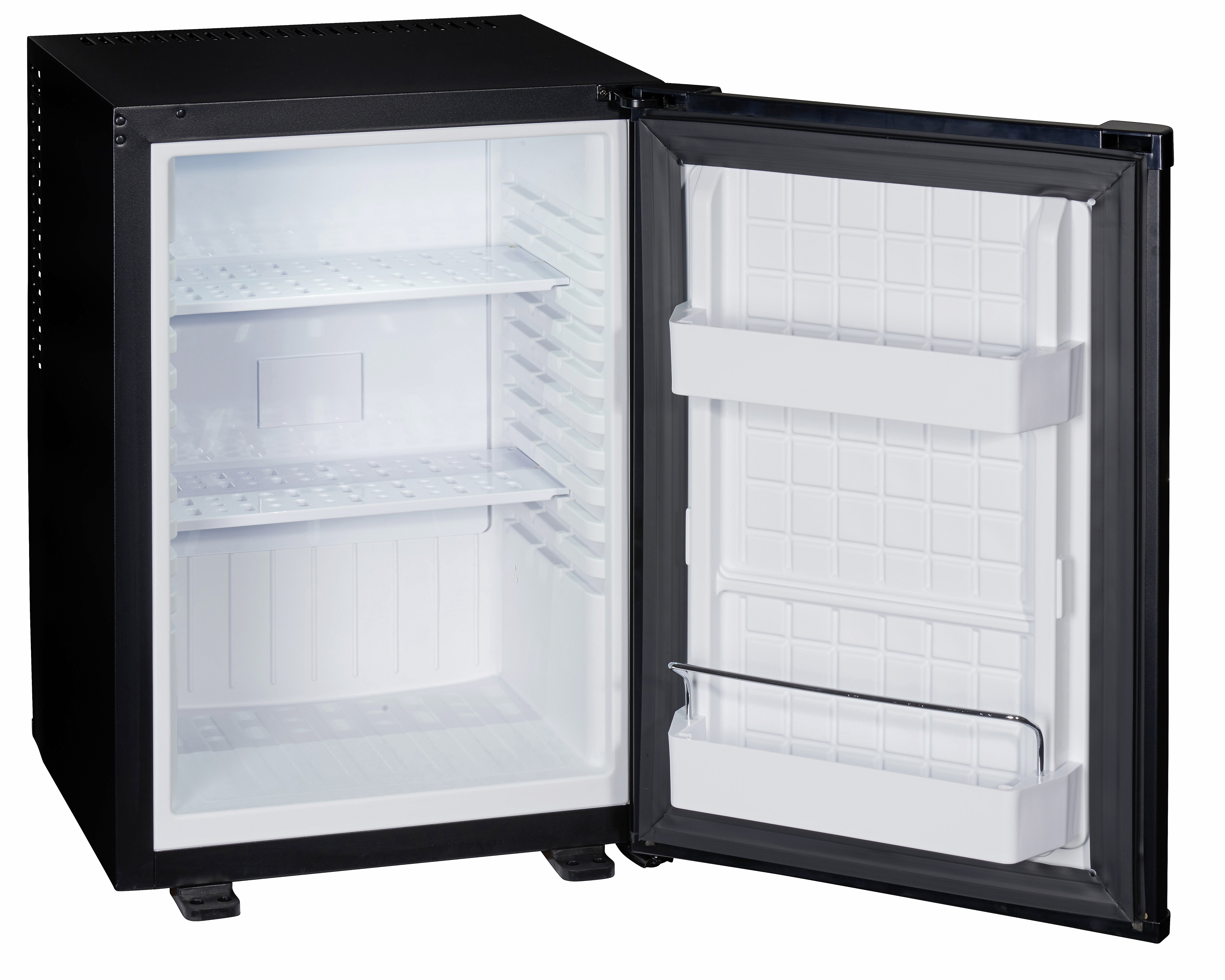 Ein schwarzer Mini-Kühlschrank mit offener Tür wird auf weißem Hintergrund gezeigt. Der Innenraum hat Regale und weiße Wände.
