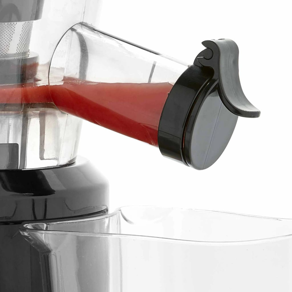 Saftauslauf mit rotem Saft, der in einen transparenten Behälter fließt.