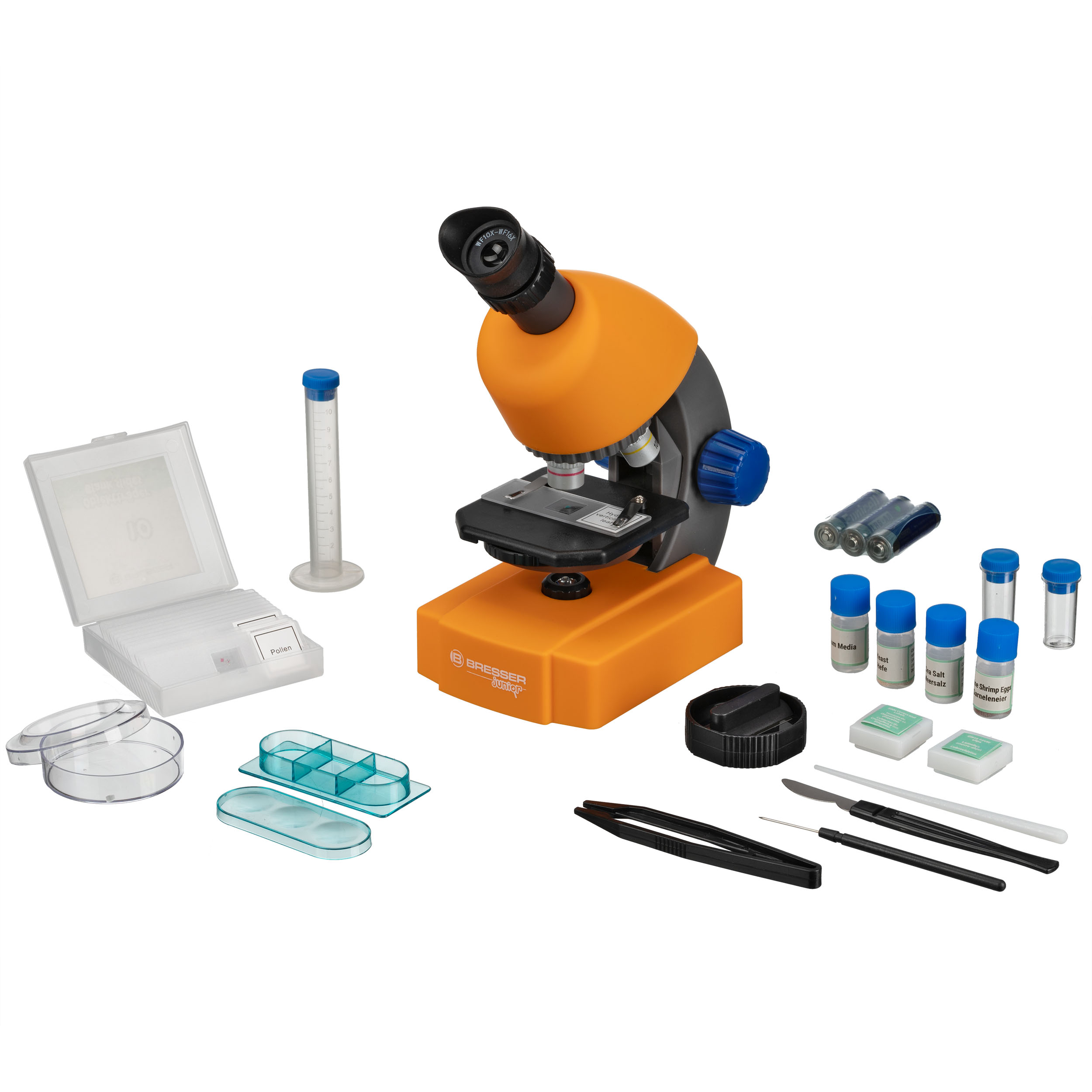 Un microscopio naranja y negro con varias herramientas de laboratorio y muestras dispuestas alrededor.