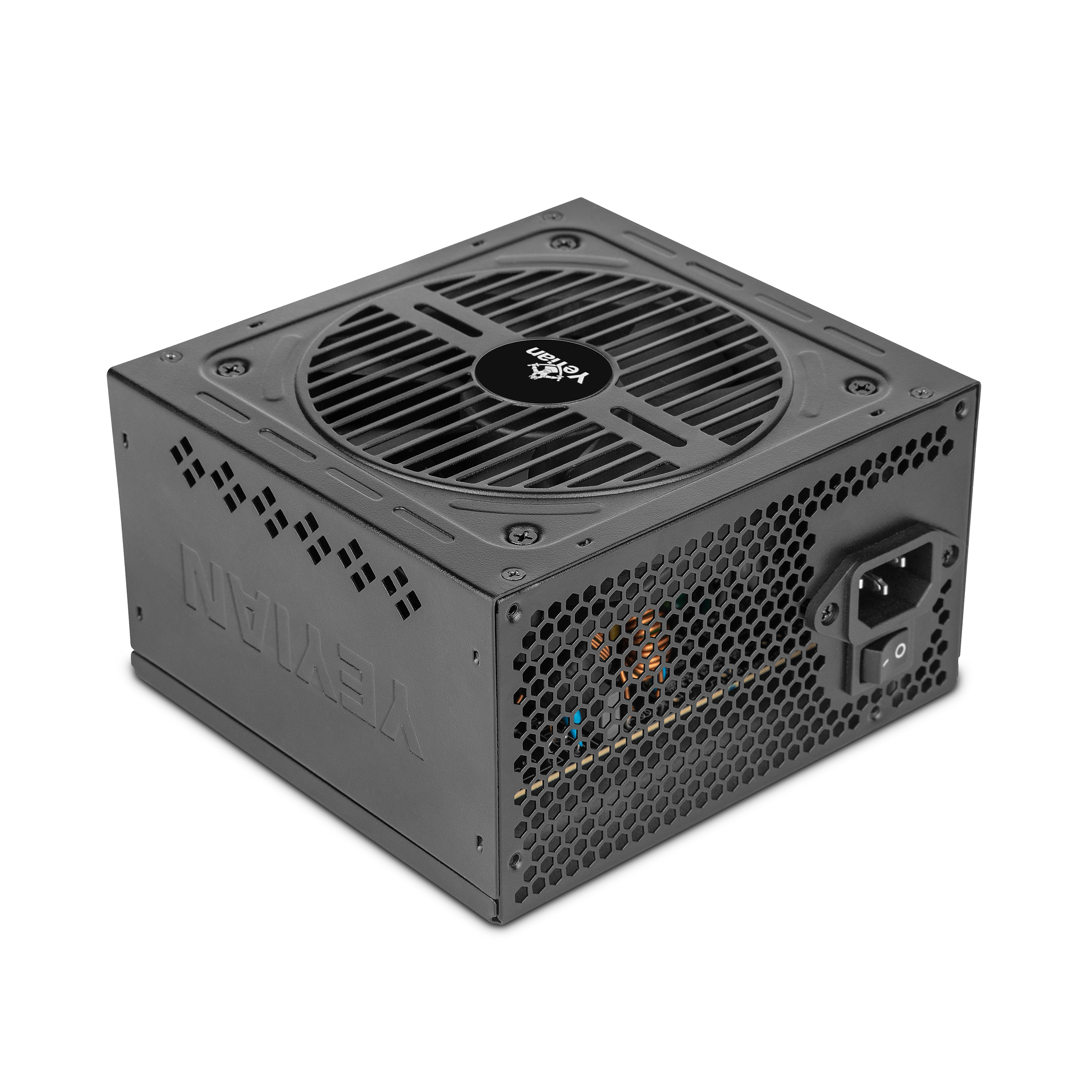 Un alimentatore nero con ventola e aperture di ventilazione su sfondo bianco.