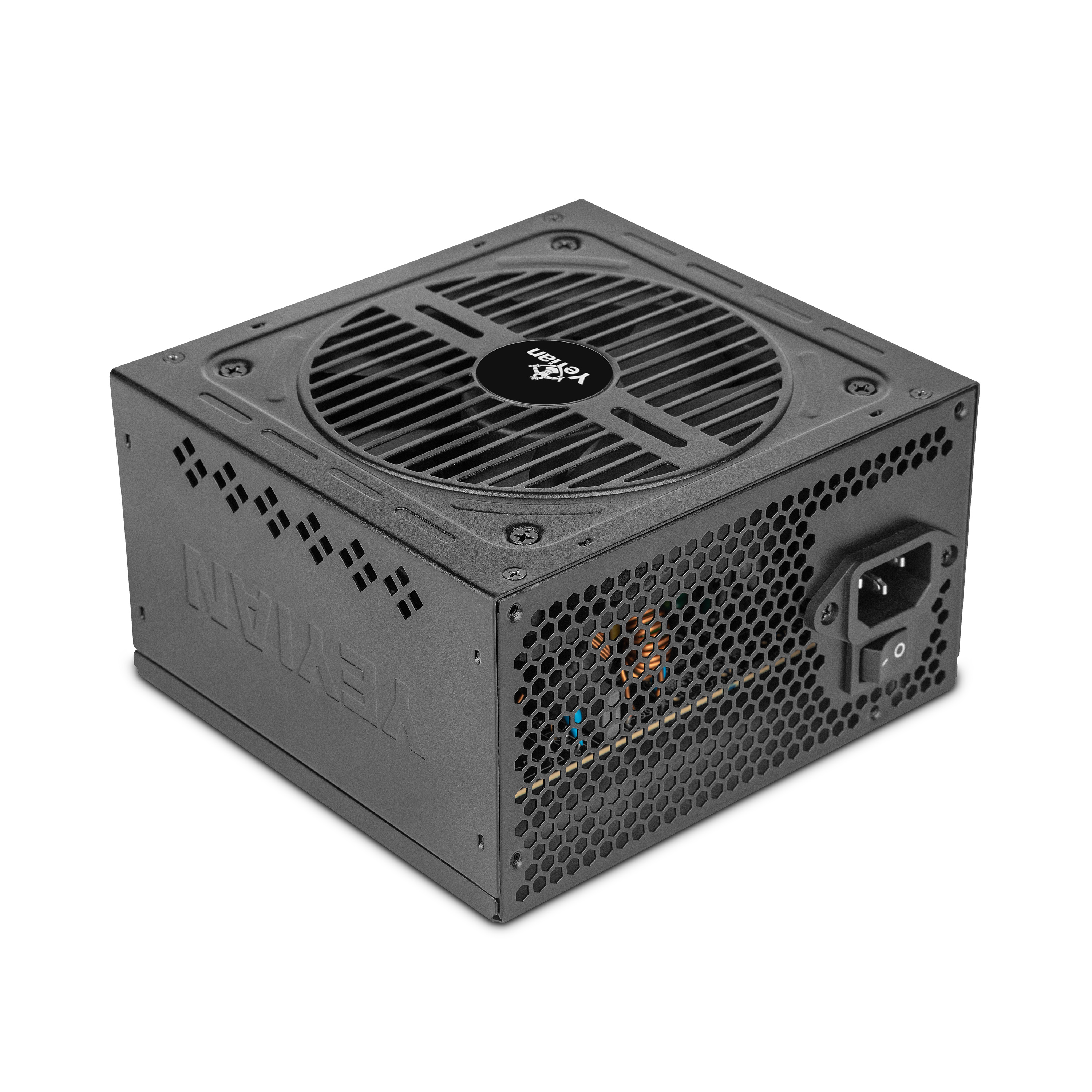 Fuente de alimentación negra. Tiene un ventilador, rejillas de ventilación, un interruptor y una toma de corriente.
