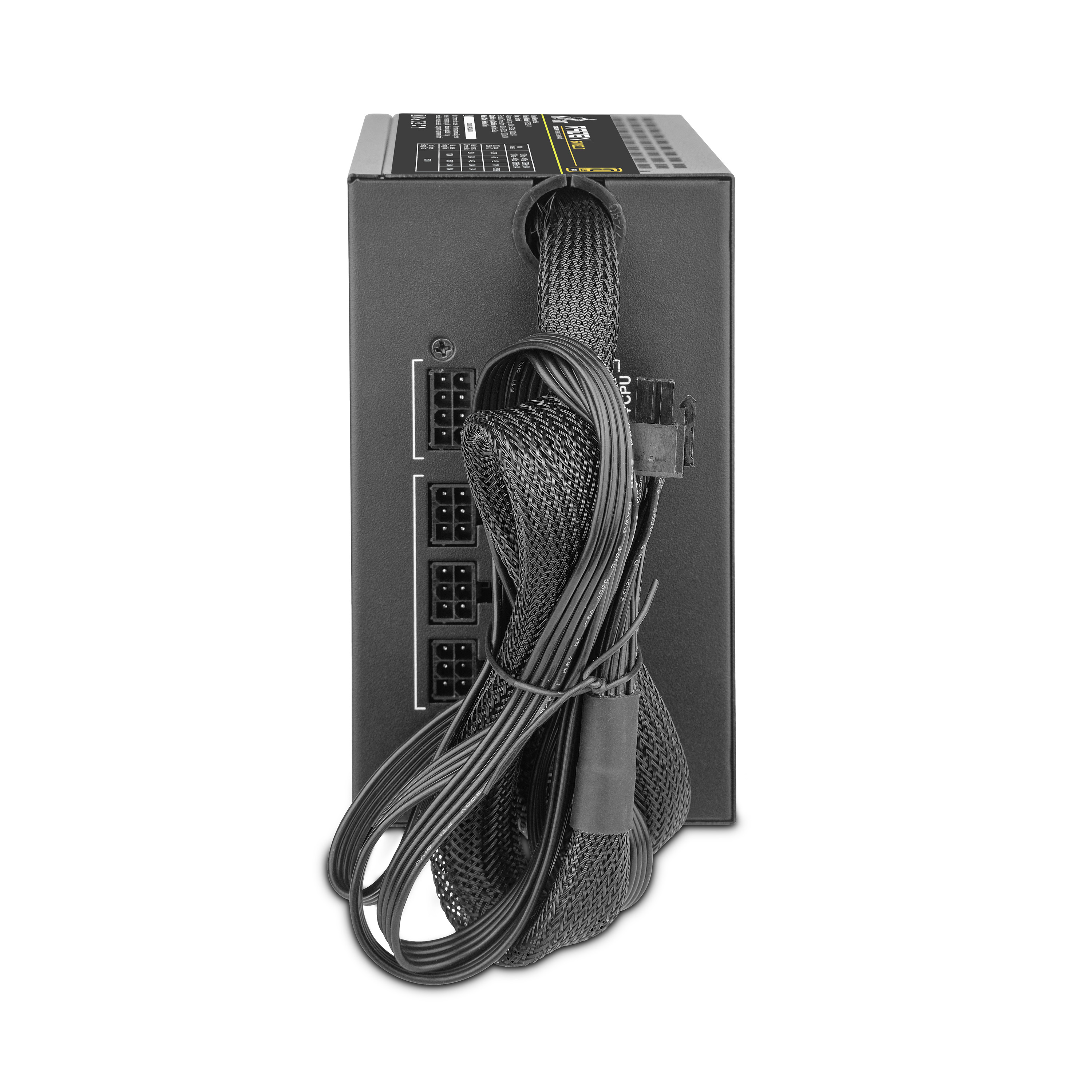 Una fuente de alimentación negra con cables sobre fondo blanco.