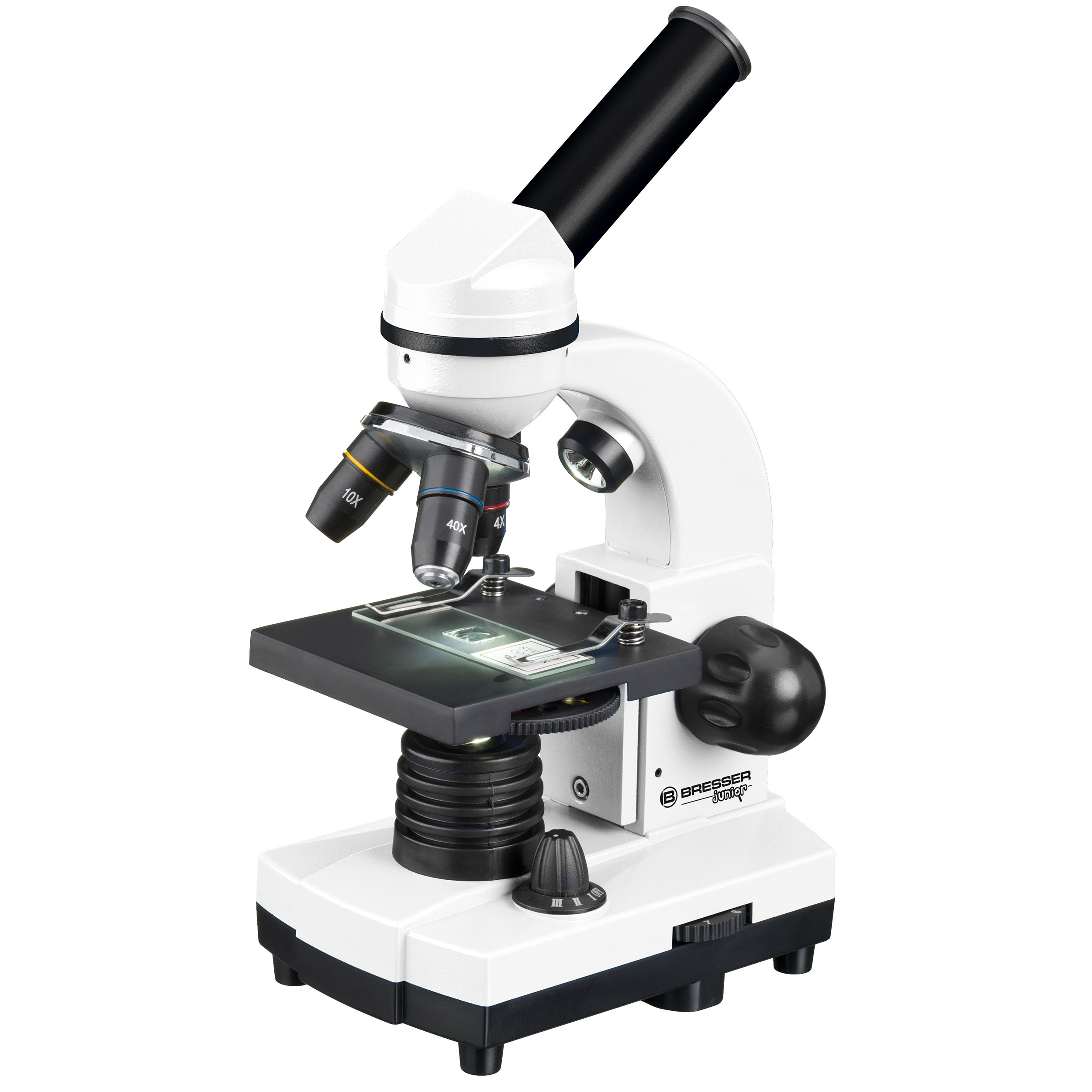 Un microscopio blanco con componentes negros. El microscopio está sobre una base en blanco y negro. El fondo es blanco.