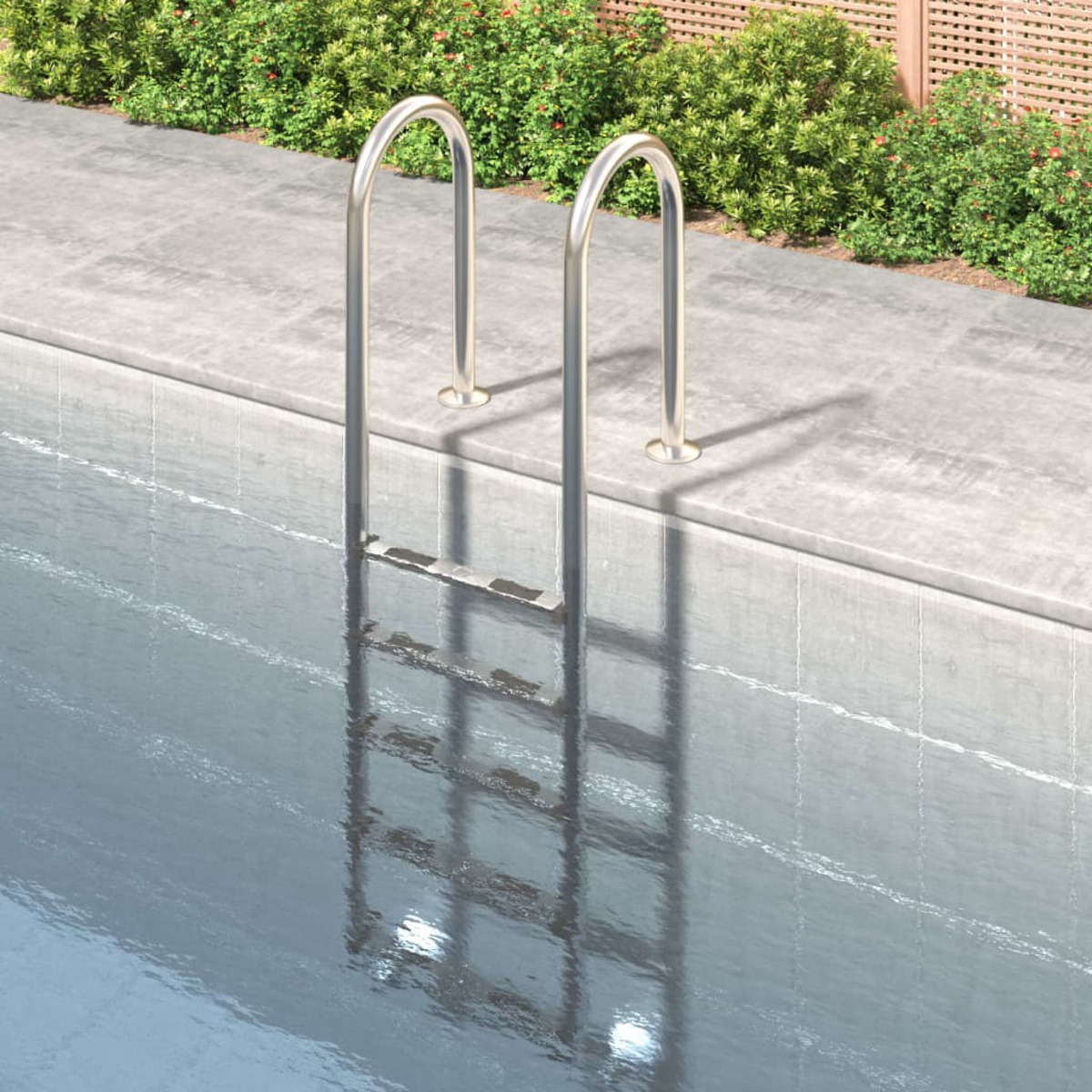 Ein Pool mit Edelstahl-Leitgeländern. Das Wasser ist still und reflektiert die Geländer, mit grünen Pflanzen.