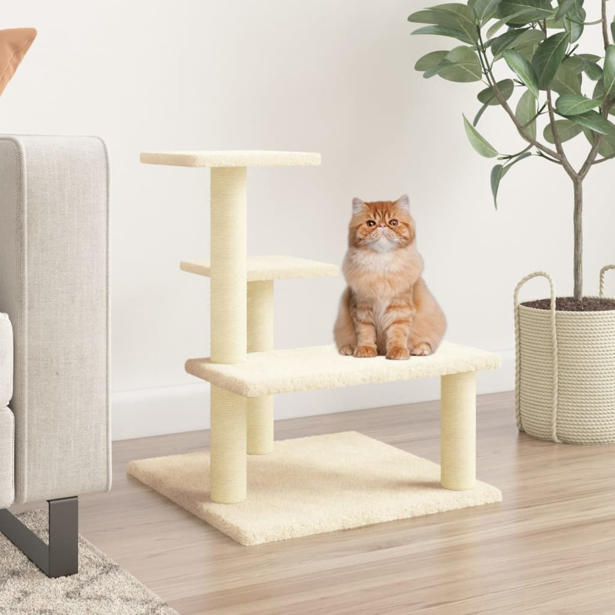 Eine flauschige orangefarbene Katze sitzt auf einem cremefarbenen Kratzbaum. Beiger Teppich, Sofa und Pflanze im Hintergrund.