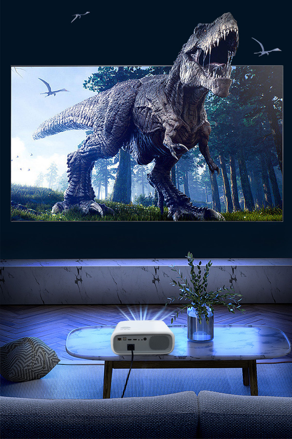 Ein Projektor auf einem Tisch projiziert eine Dinosaurierszene an eine Wand. Dinosaurier und Vögel sichtbar.