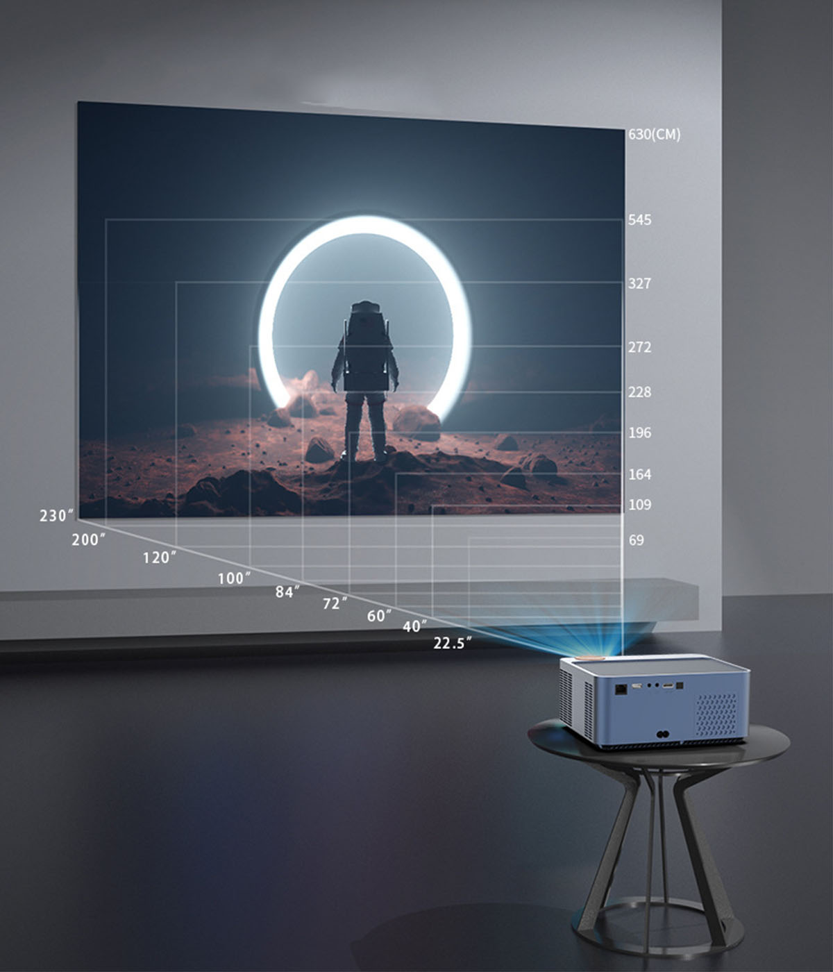 Ein Projektor projiziert ein Bild eines Astronauten in einem weißen Ring auf dunklem Grund.