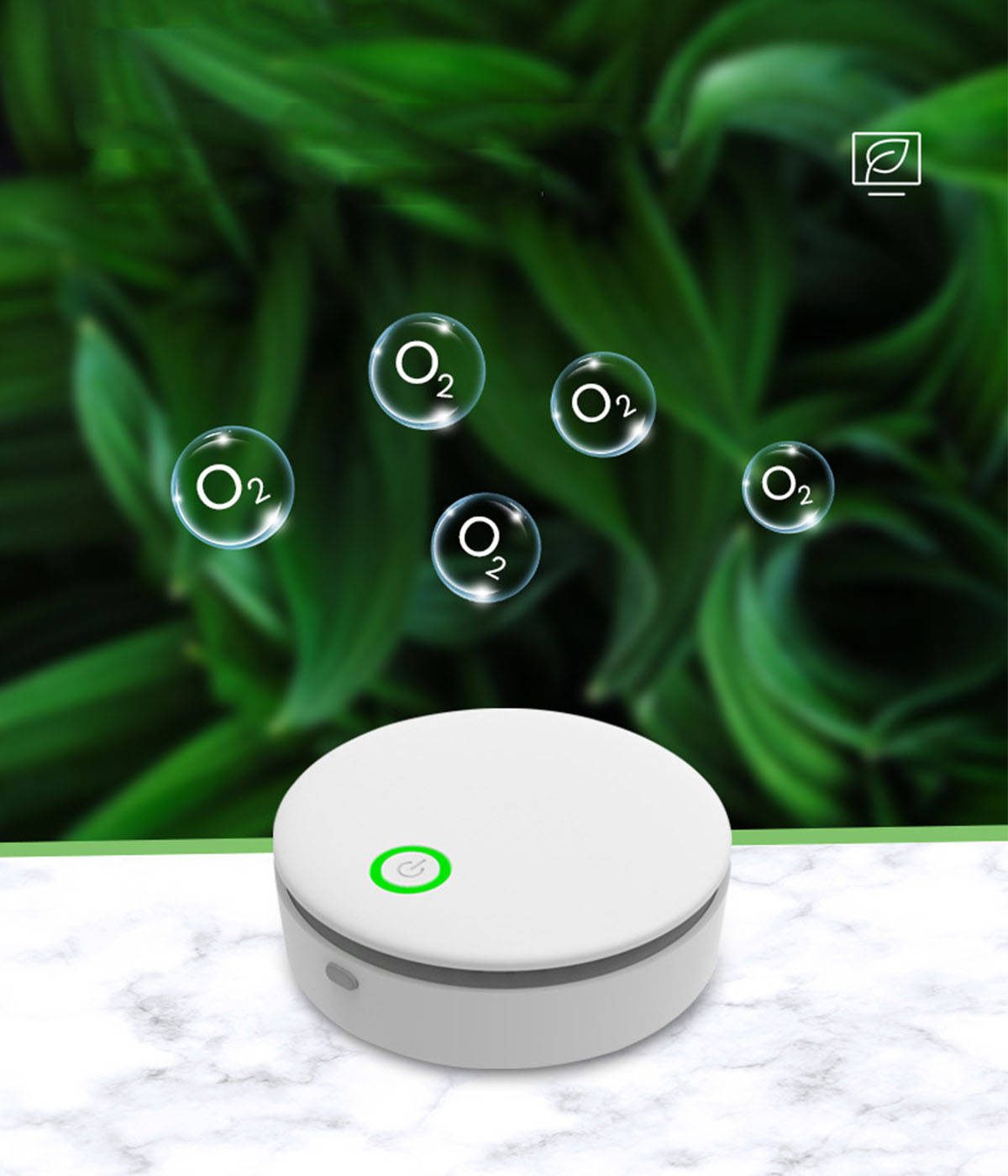Weißer Luftreiniger mit grünem Einschaltknopf, O2-Blasen und verschwommenem grünen Hintergrund.