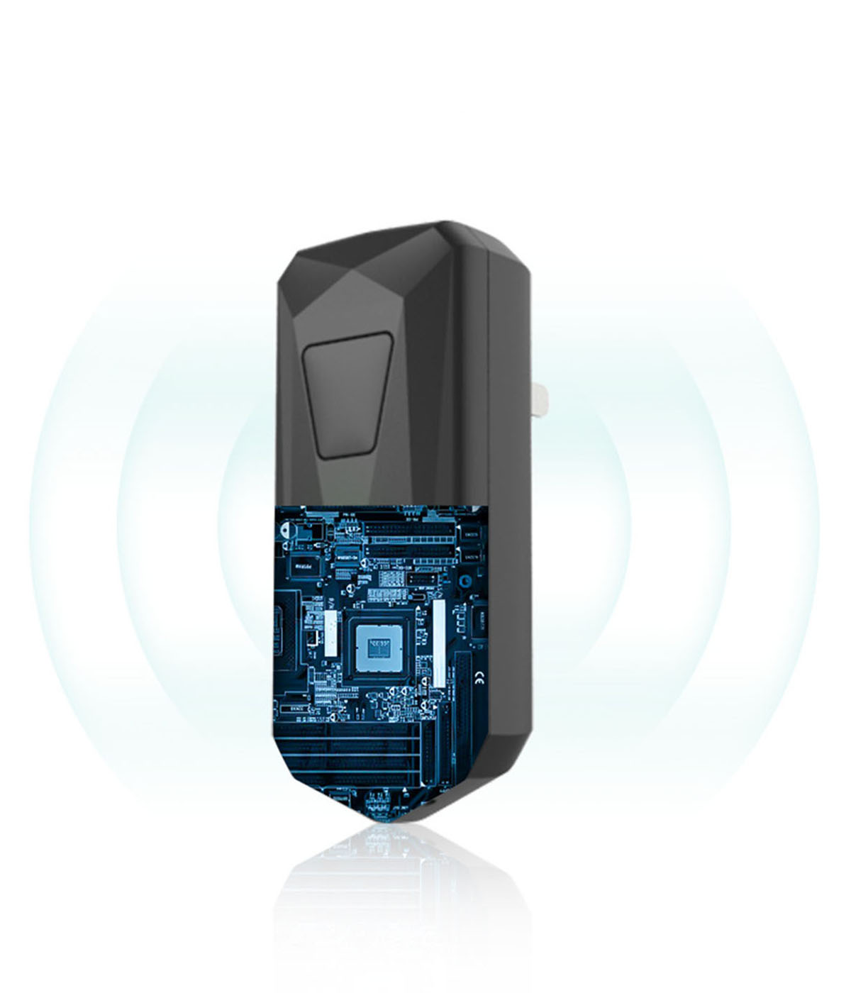 Ein schwarzer Smart-Stecker mit sichtbarer Leiterplatte, der blaue Wellen aussendet, vor weißem Hintergrund.