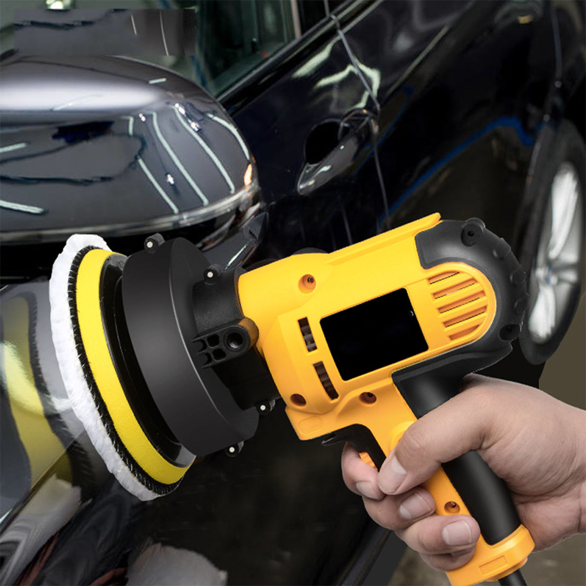 Eine Person, die ein schwarzes Auto mit einer gelb-schwarzen Poliermaschine poliert.