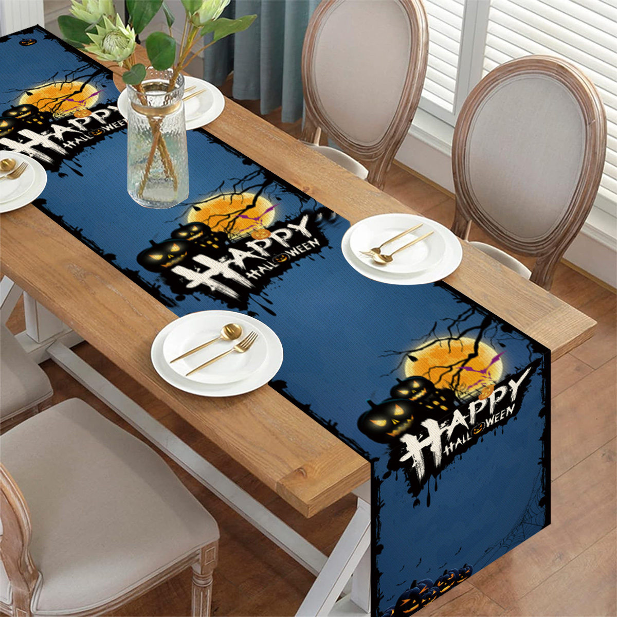 Halloween-Tischläufer mit Kürbissen und Vollmond-Design.