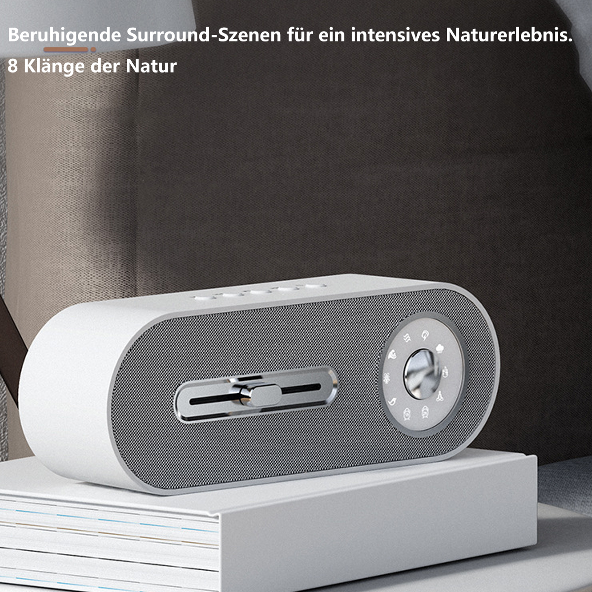 Ein weiß-grauer Lautsprecher mit digitaler Anzeige, platziert auf einer weißen Oberfläche mit dunklem Hintergrund.