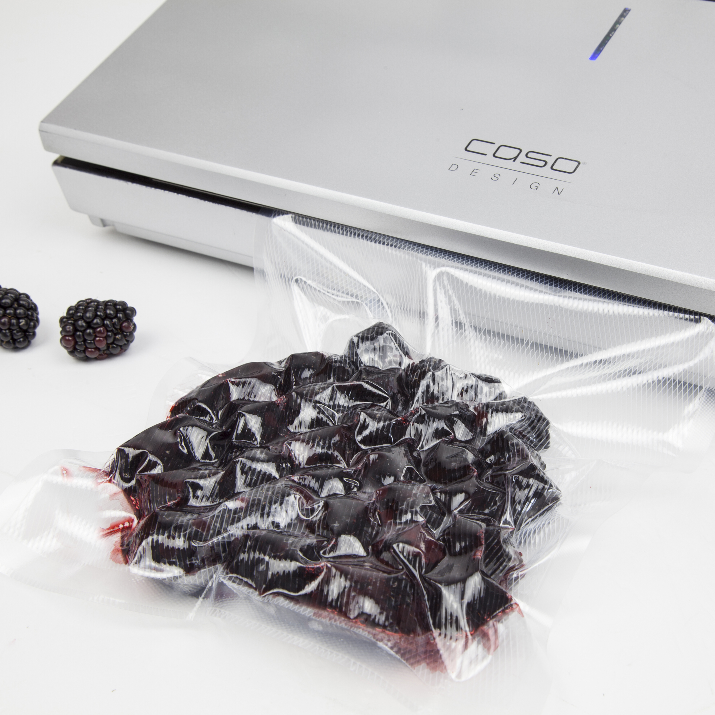 Brombeeren in einem vakuumversiegelten Beutel mit einem Caso Design Vakuumiergerät.