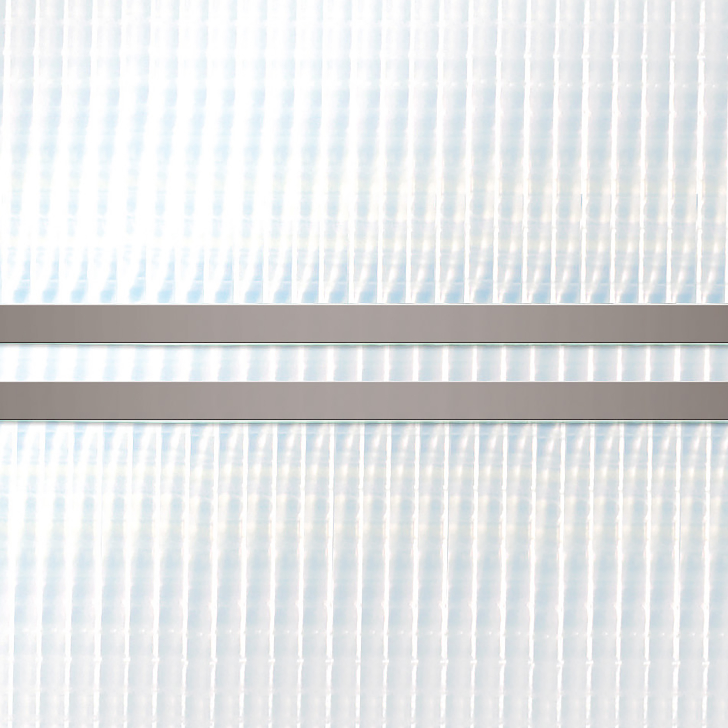 Eine transparente Oberfläche mit vertikalen Linien und zwei horizontalen grauen Balken. Die Beleuchtung ist hell.