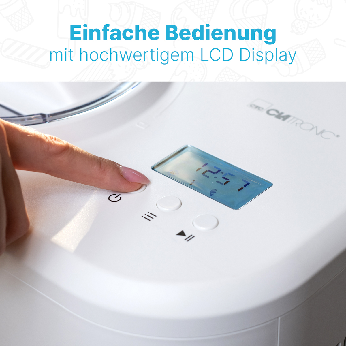 Eine Hand drückt einen Knopf auf einem weißen Eisbereiter mit blauem LCD-Display.
