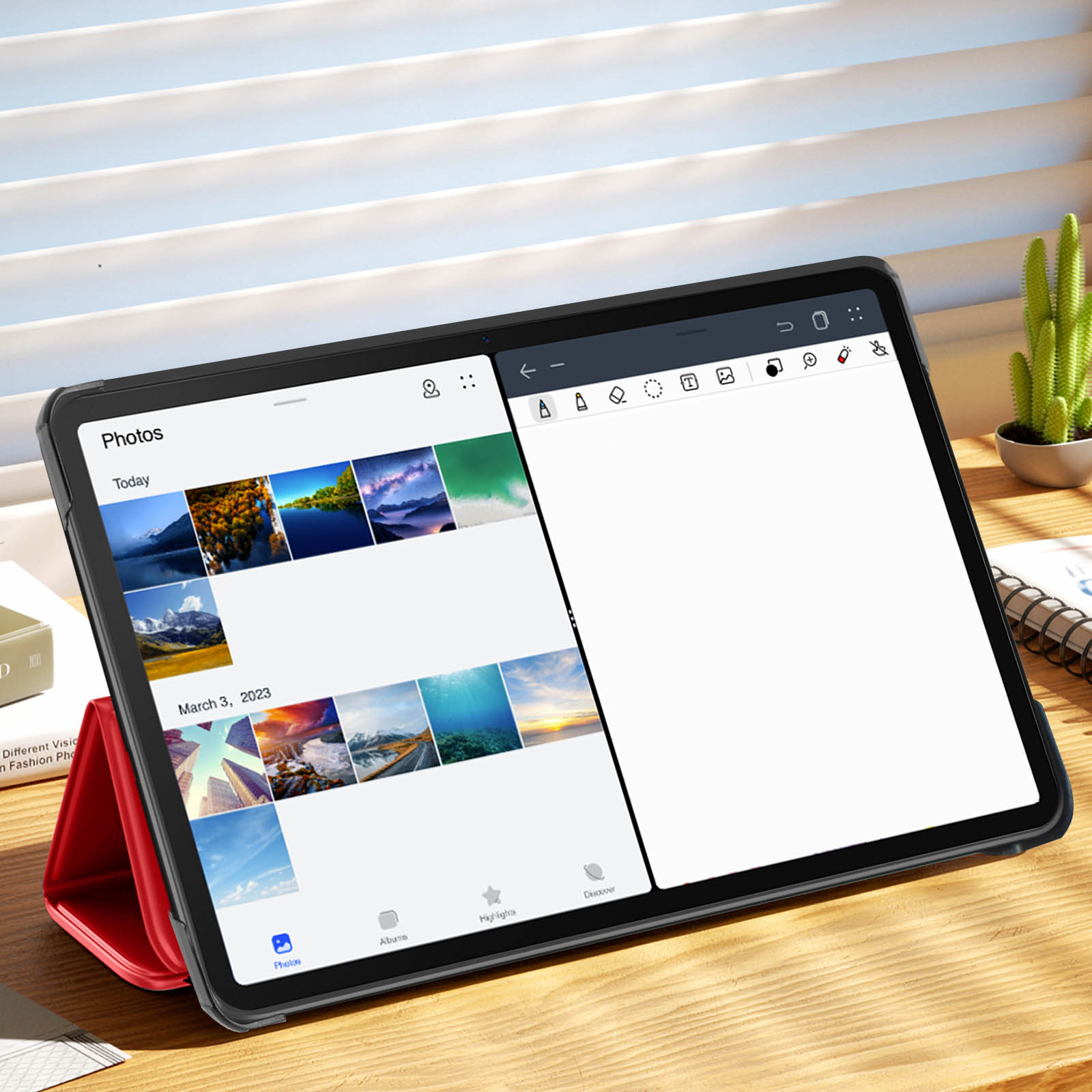 Tablet su un supporto, schermo diviso. Un lato mostra foto, l'altro un'app di note.