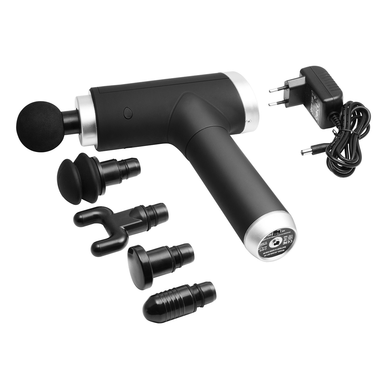 Schwarze Massagepistole mit Aufsätzen und Ladegerät auf weißem Hintergrund.