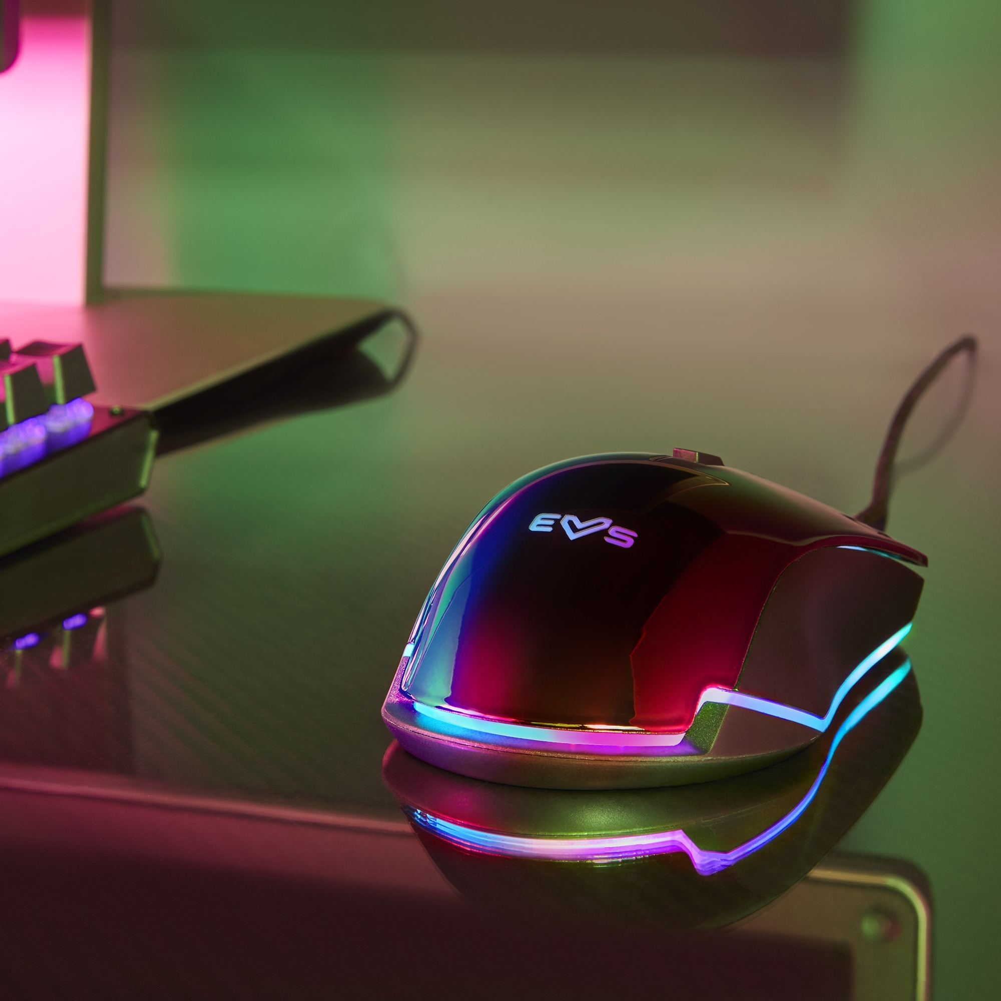 Eine Gaming-Maus mit RGB-Lichtern. Sie liegt auf einer Glasoberfläche. Der Hintergrund ist unscharf.