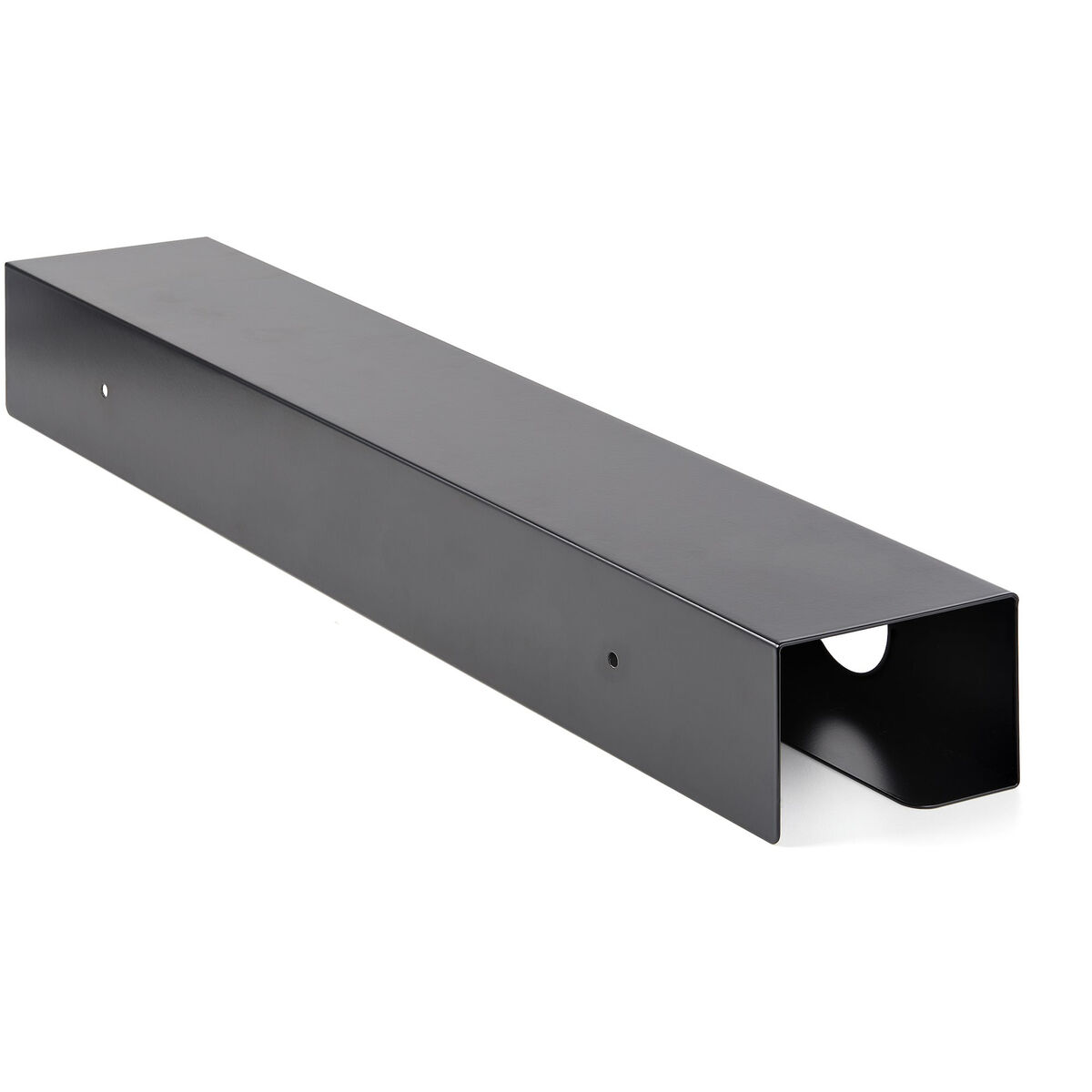 Un conducto metálico rectangular, largo y negro, ligeramente angulado sobre un fondo blanco. Tiene recortes.