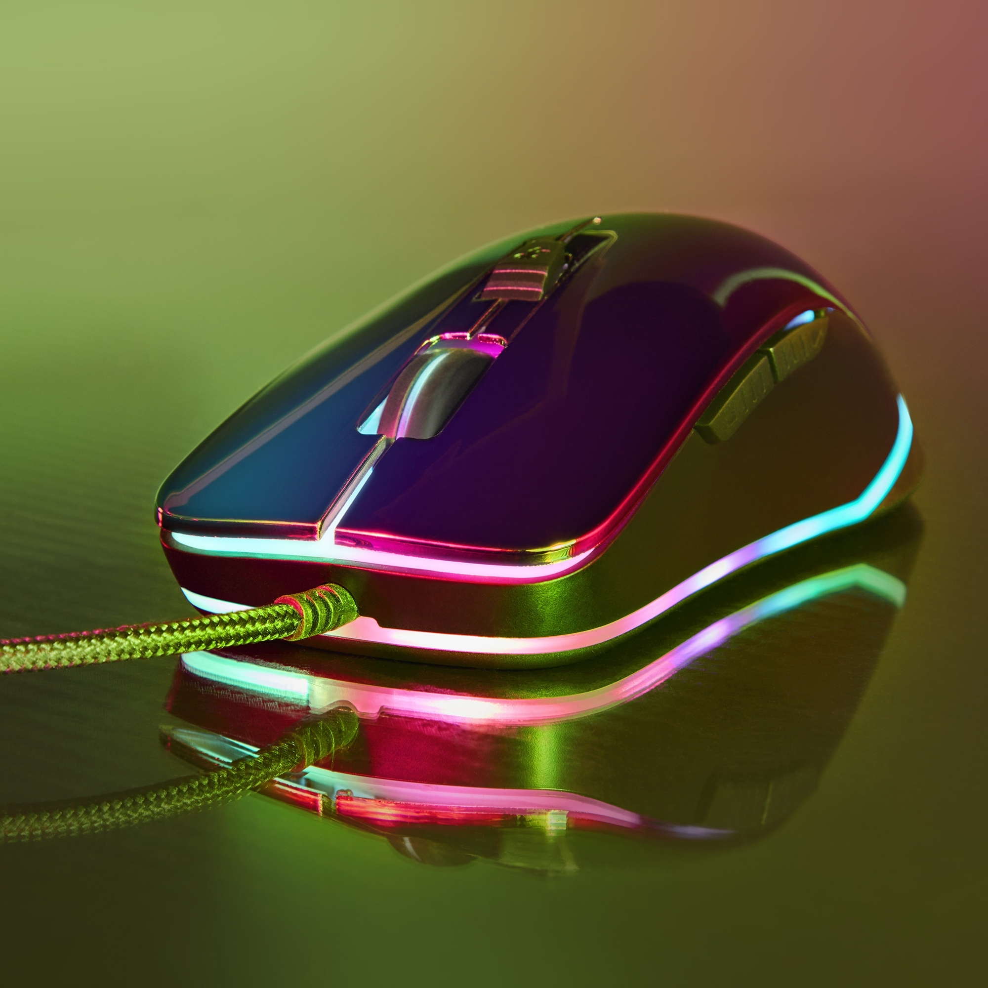 Ratón gaming con iluminación RGB. Tiene un cuerpo negro y se refleja en una superficie.