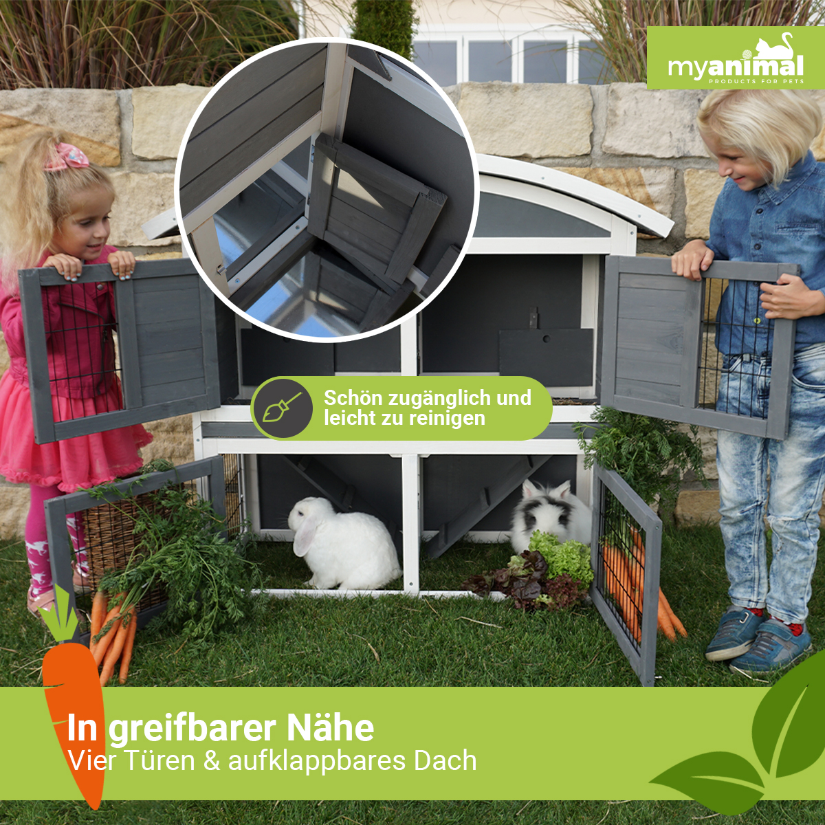 Zwei Kinder öffnen Türen eines Kaninchenstalls aus Holz. Zwei Kaninchen und Karotten sind drin.
